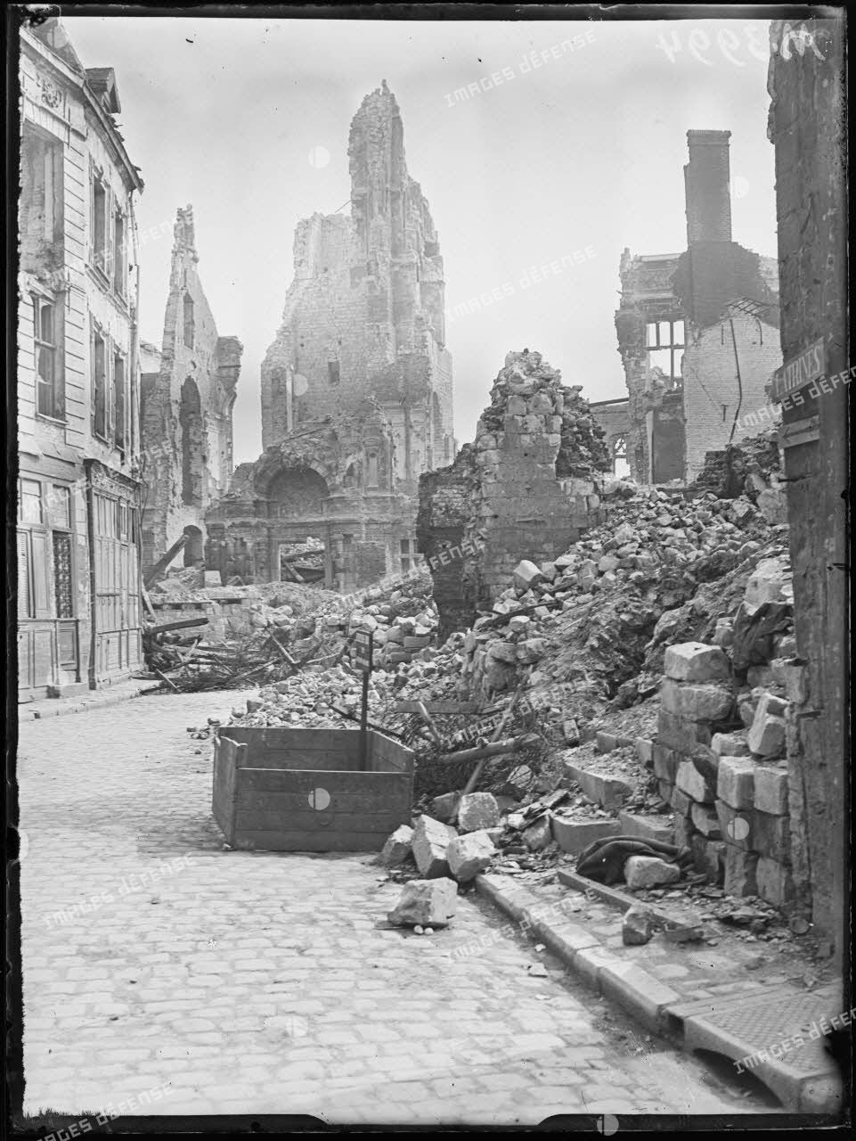 Arras, ruines près de l'hôtel de ville. [légende d'origine]