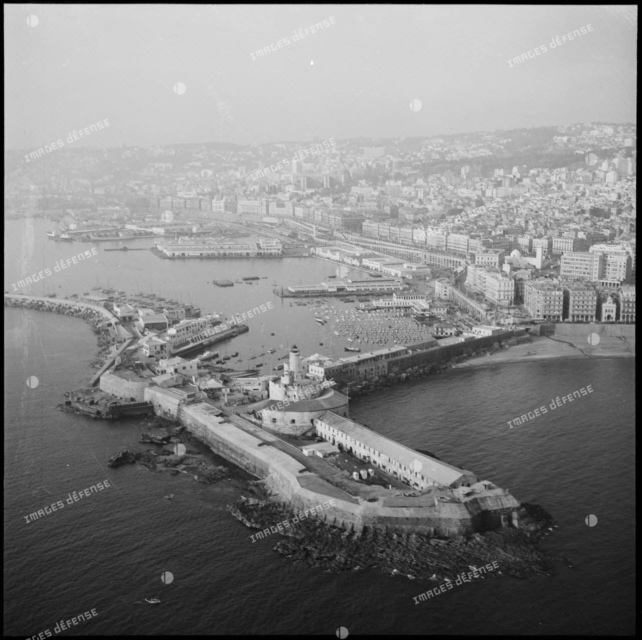 Vue aérienne du port d'Alger.