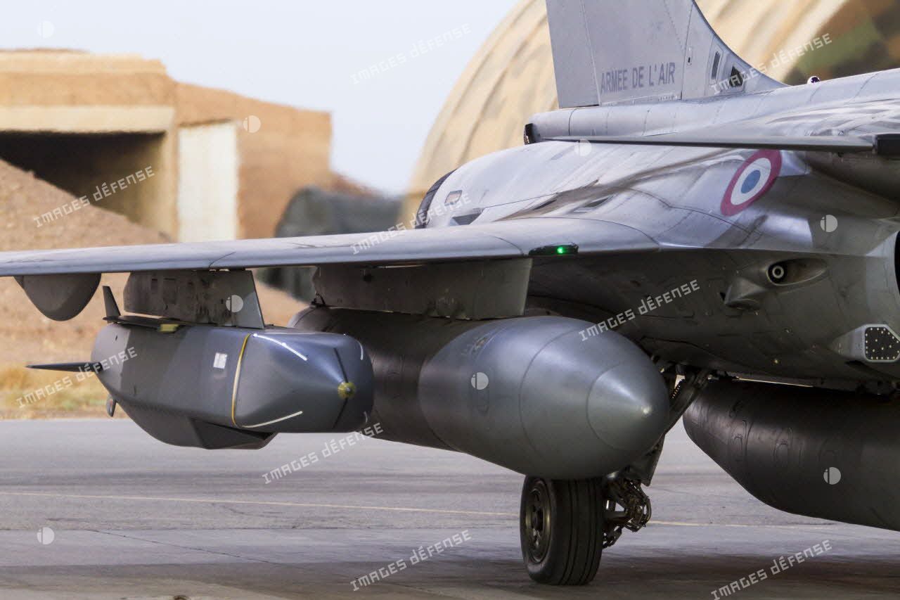 Système de croisière conventionnel autonome à longue portée (SCALP-EG) sous l'aile d'un avion Rafale sur la base aérienne projetée (BAP) en Jordanie.