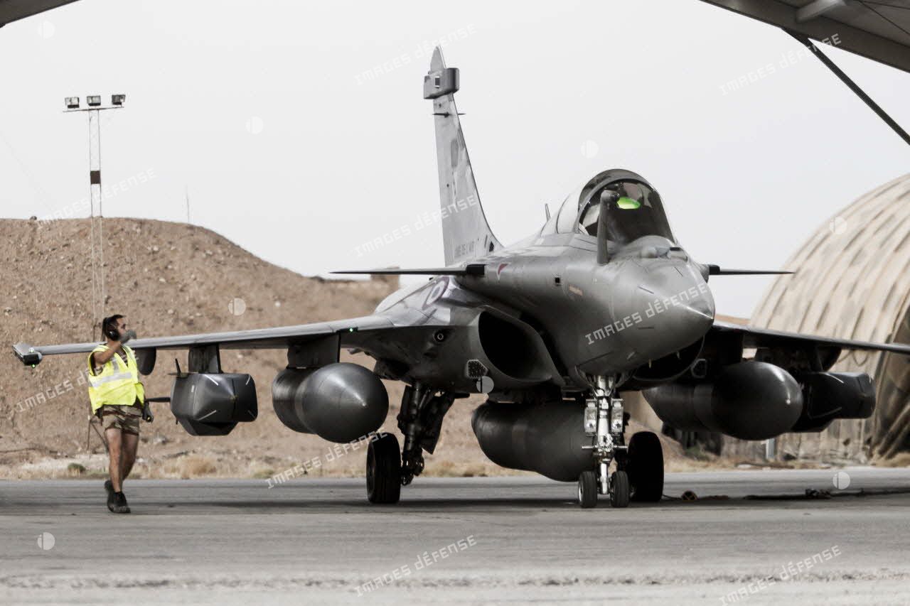 Un avion Rafale de l'escadron de chasse 3/30 Lorraine se tient prêt au décollage sur la piste de la base aérienne projetée (BAP) en Jordanie.