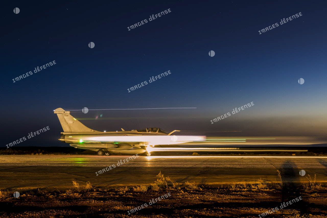 Décollage d'un avion de chasse Rafale depuis la base aérienne projetée (BAP) en Jordanie.