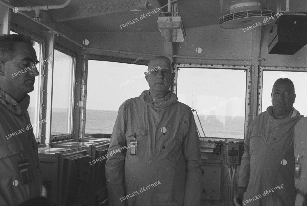 Déclenchement de l'essai nucléaire Bételgeuse par le général de Gaulle à Moruroa (Polynésie française).