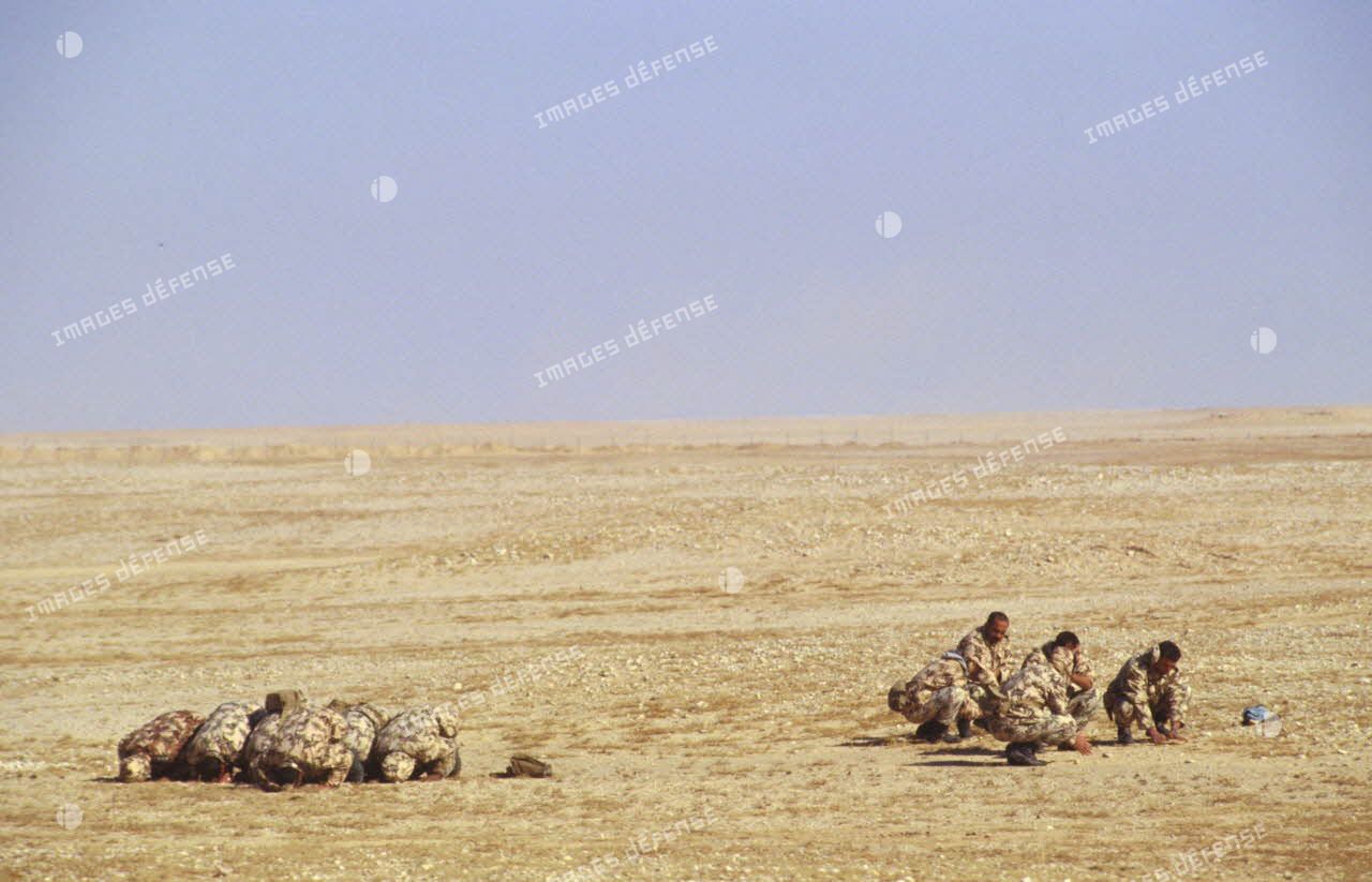 Les soldats égyptiens font leur prière sur le champ de tir, avant l'exercice de tir Milan en coopération avec les soldats français.