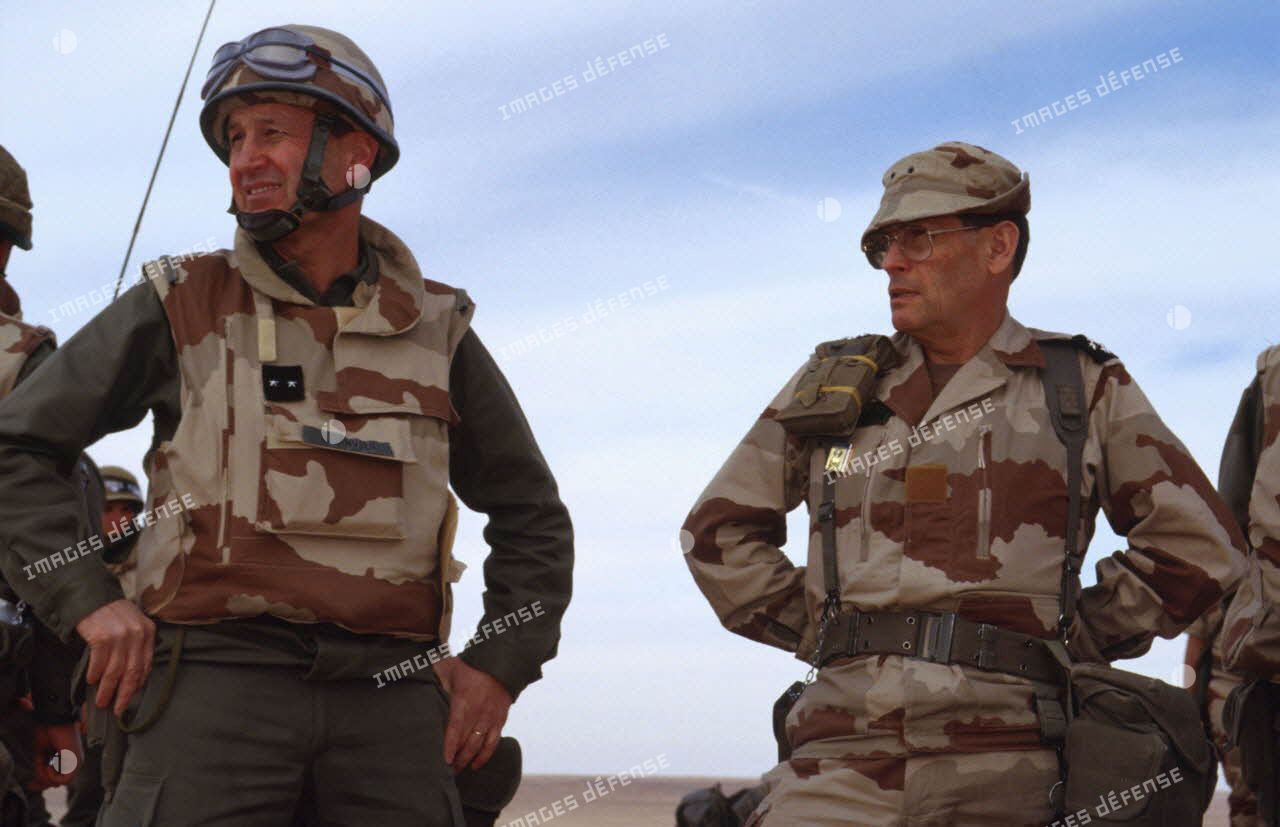 En ZDO (zone de déploiement opérationnel) Olive, le général de corps d'armée Michel Roquejeoffre, commandant en chef de l'opération Daguet, et le général de brigade Bernard Janvier, commandant la division Daguet.