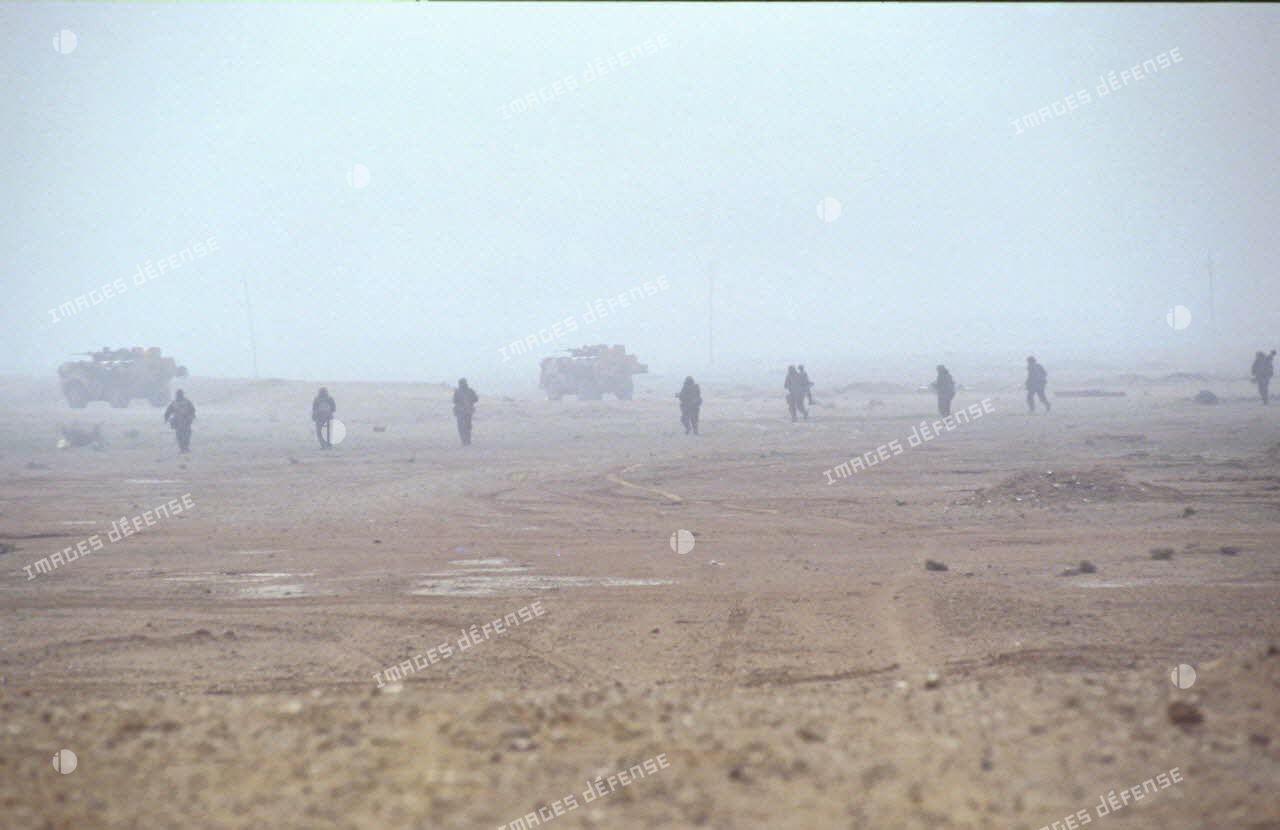 Progression de VAB du 3e RIMa (régiment d'infanterie de marine) et de fantassins à travers les lignes irakiennes.