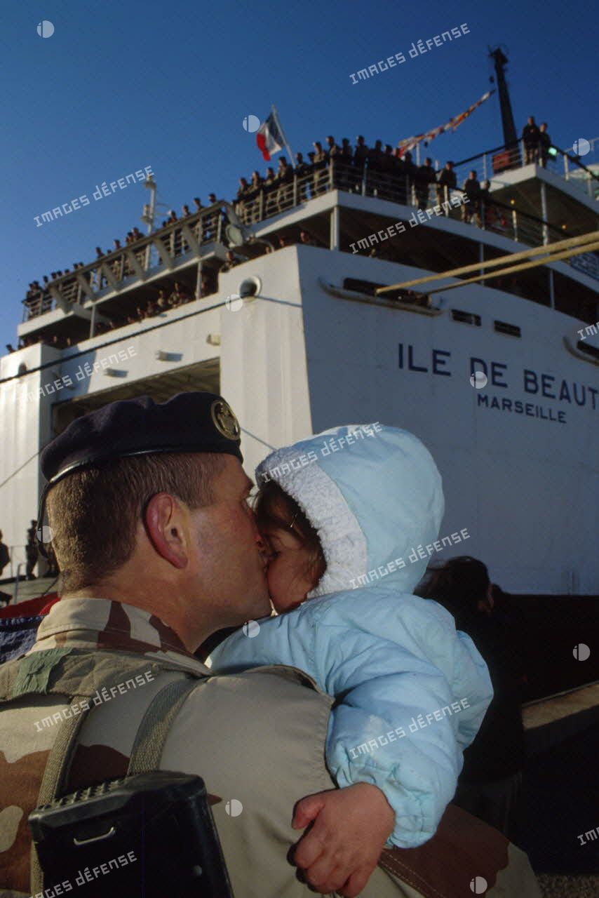 Un soldat du génie retrouve sa famille au pied du ferry affrété Ile de Beauté sur le quai du port de Toulon.