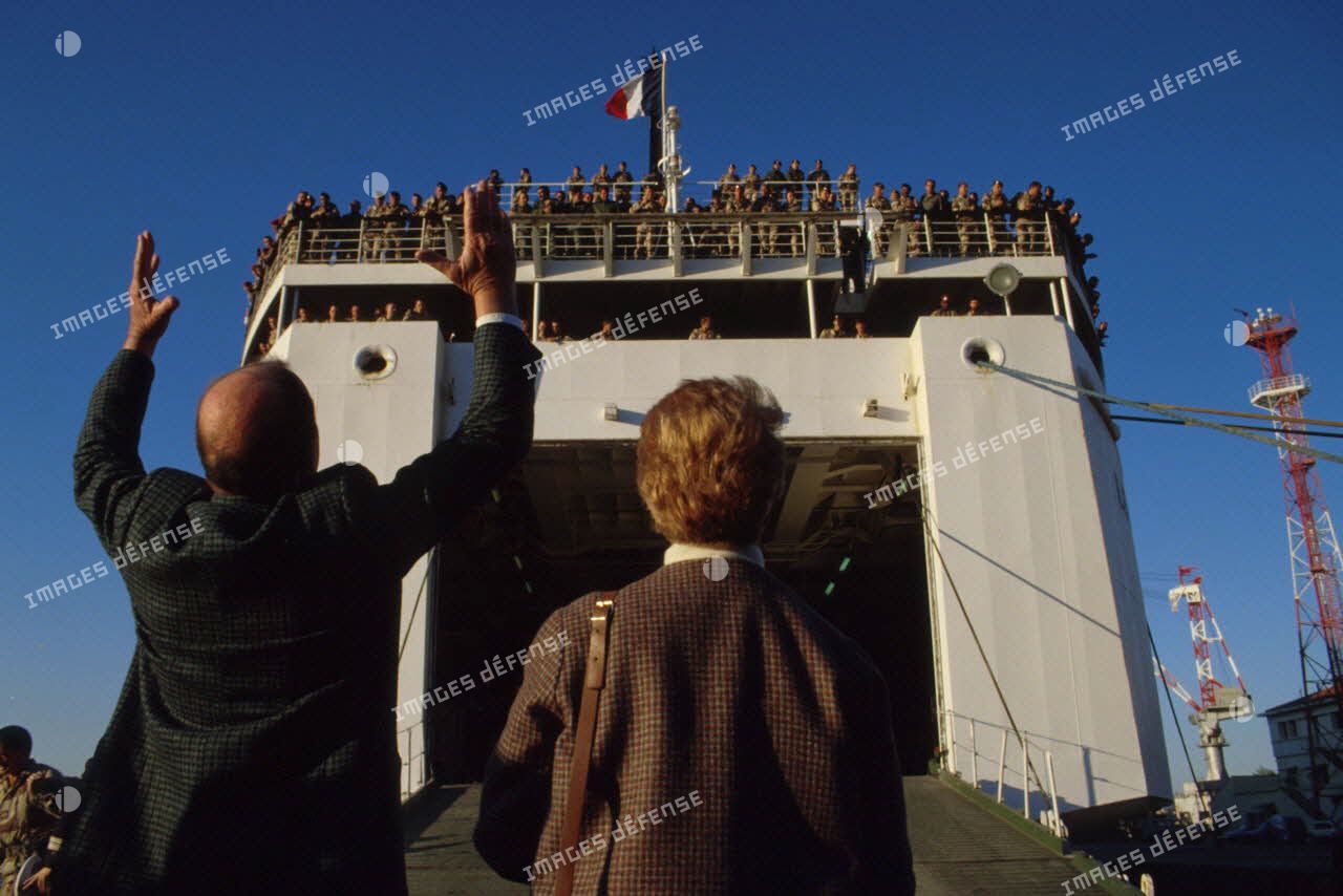Une famille salue un proche militaire du 4e RD (régiment de dragons) ou du 6e REG (régiment étranger du génie) revenu à bord du ferry affrété Ile de Beauté dans le port de Toulon.