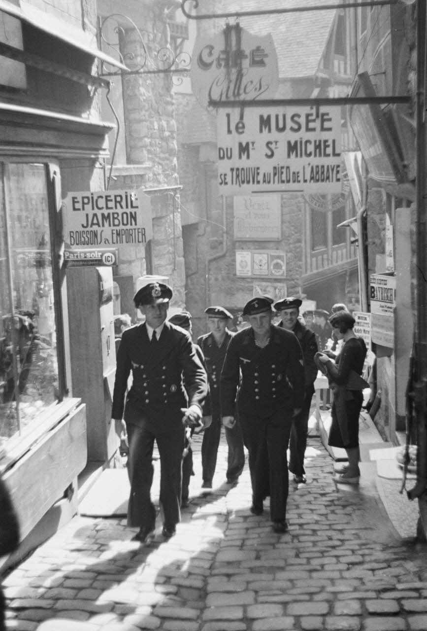 Des marins allemands de la Kriegsmarine débutent l'ascension des rues du Mont-Saint-Michel.