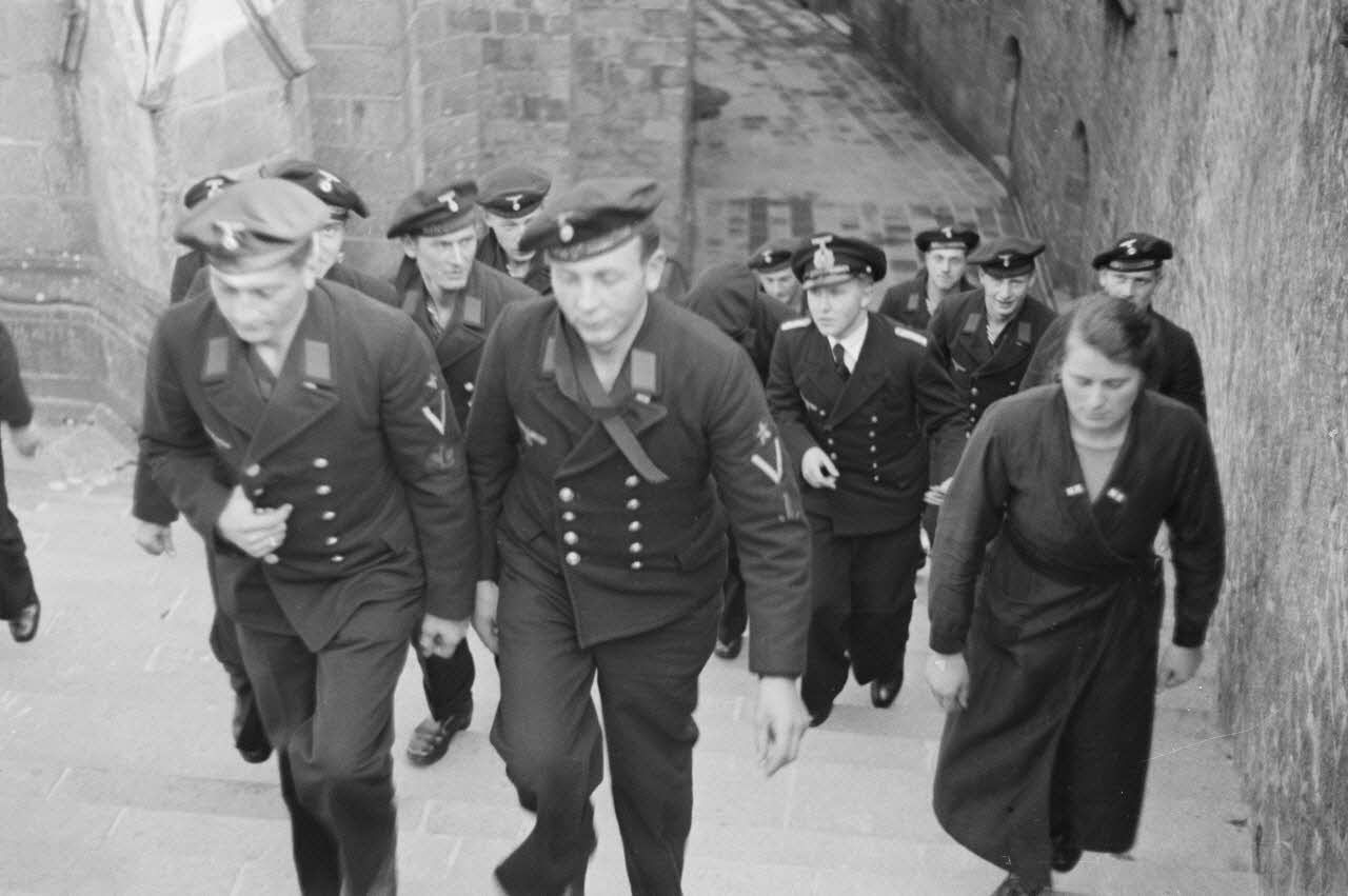 Ascension de marins allemands de la Kriegsmarine vers l'abbaye du Mont-Saint-Michel.
