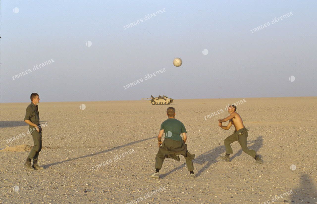 Moment de détente avec une partie de volley-ball dans le désert.