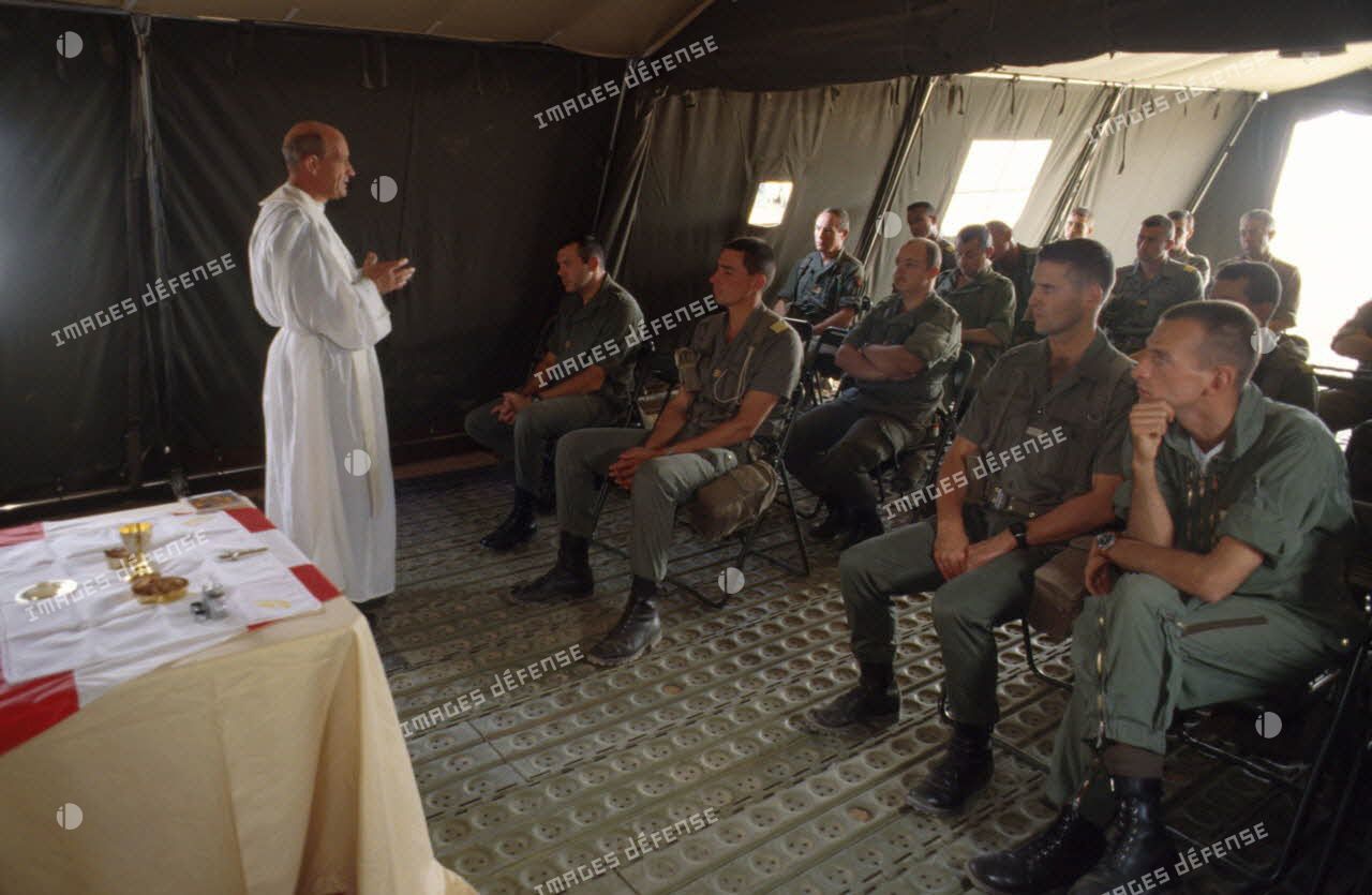 Messe célébrée par le père Olive Tagliazucchi, aumônier du 2e REP, sous une tente au campement du 1er RI.
