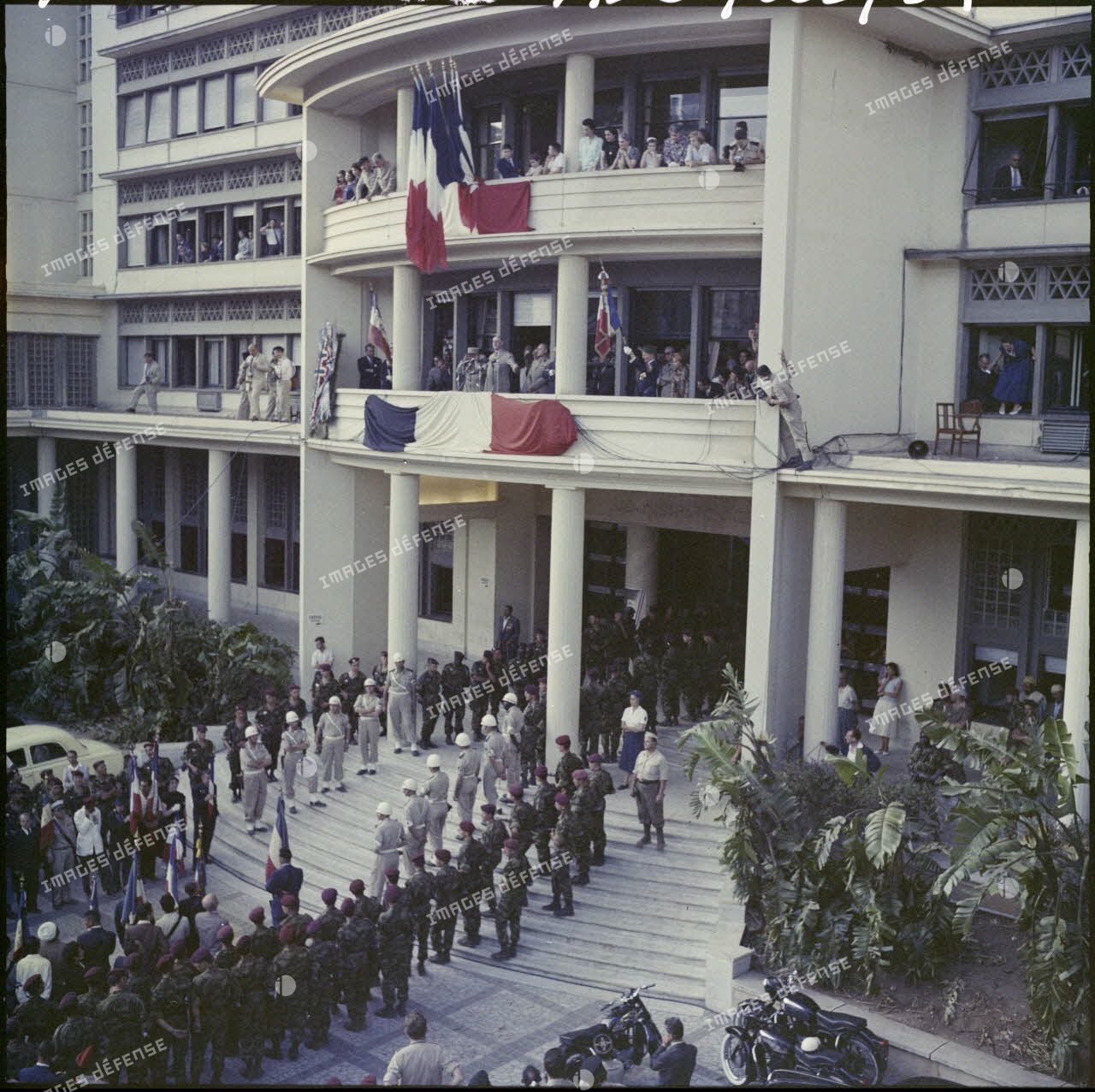 Discours du général de Gaulle au balcon du palais du gouvernement général à Alger.