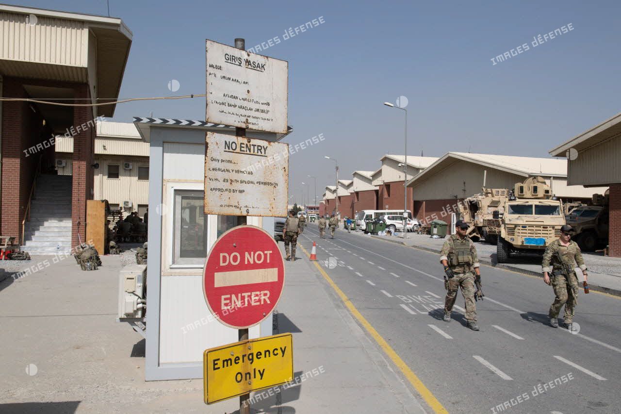 Des soldats américains sécurisent l'entrée de l'aéroport de Kaboul, en Afghanistan.