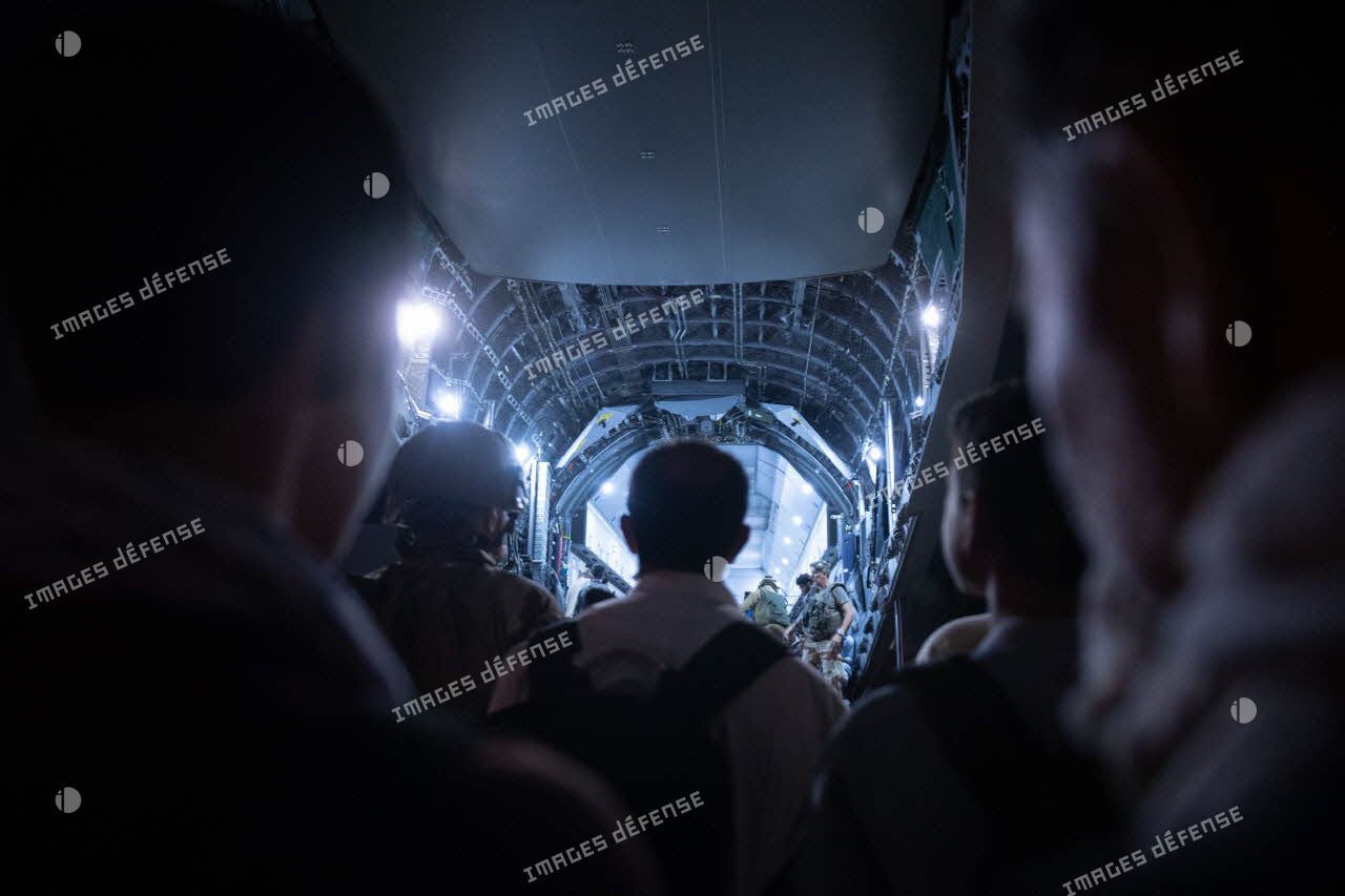 Embarquement de ressortissants à bord d'un avion-cargo A400 M à Kaboul, en Afghanistan.