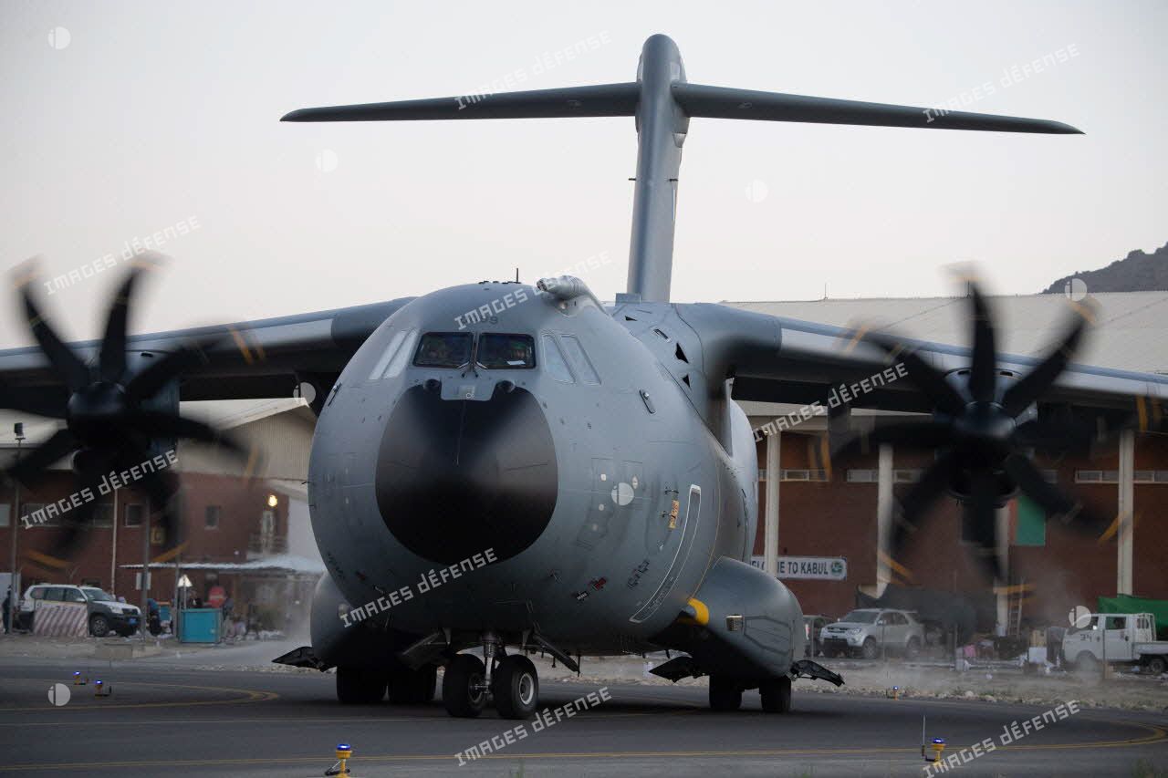 Départ d'un avion-cargo A400 M depuis l'aéroport de Kaboul, en Afghanistan.