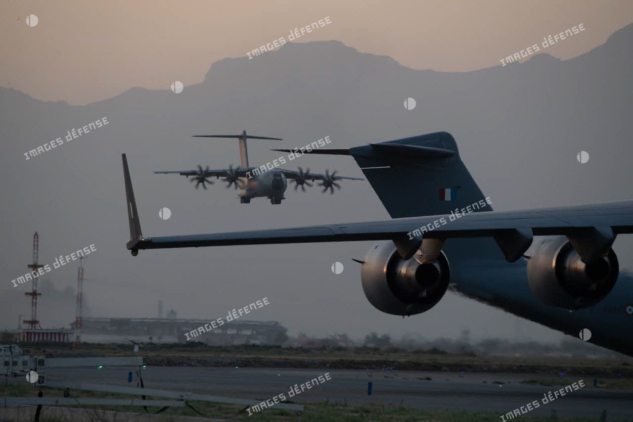 Atterrissage d'un avion-cargo A400 M sur l'aéroport de Kaboul, en Afghanistan.