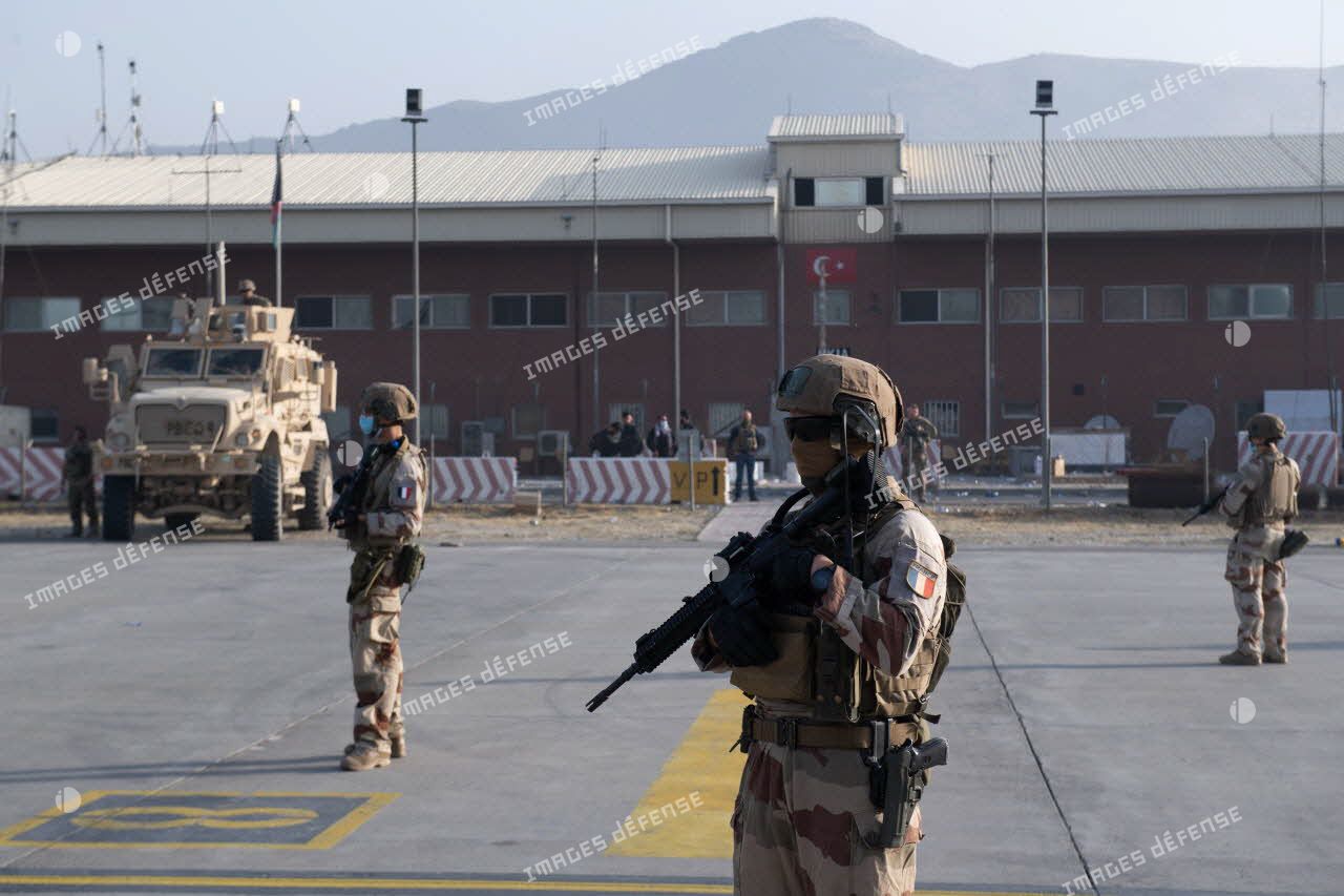 Des soldats français sécurisent l'aéroport de Kaboul, en Afghanistan.