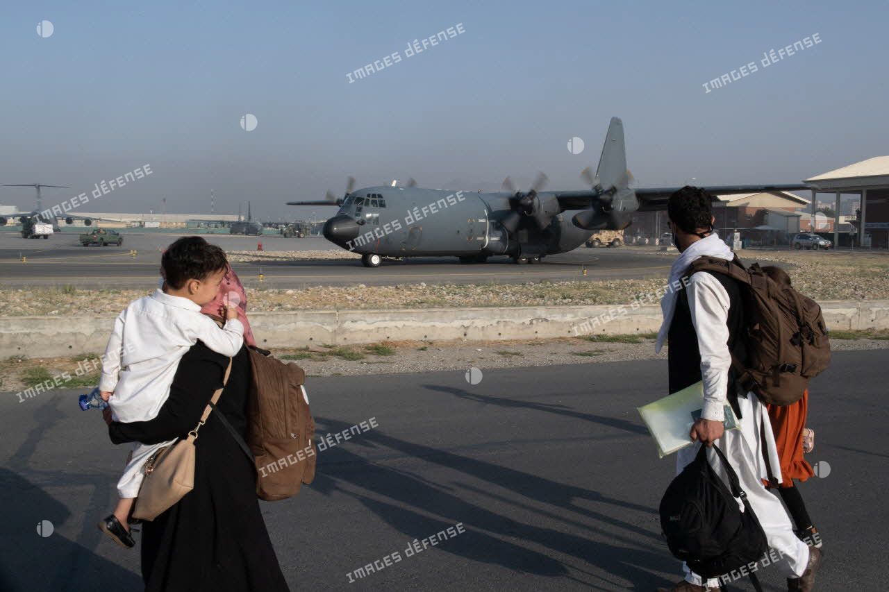 Des réfugiés quittent l'Afghanistan depuis l'aéroport de Kaboul.
