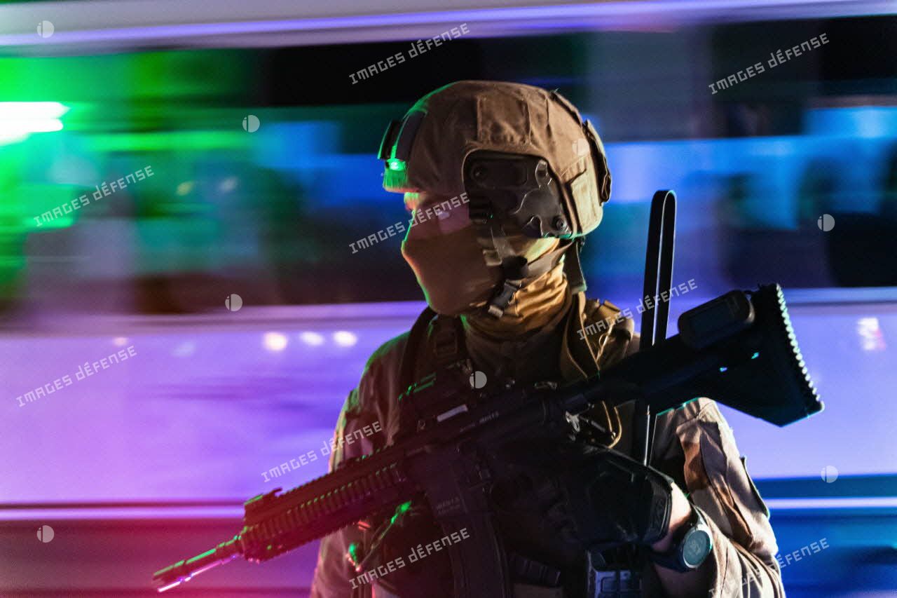 Un soldat sécurise l'aéroport de Kaboul, en Afghanistan.