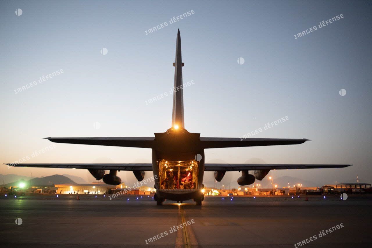 Evacuation de ressortissants à bord d'un avion-cargo Transall C-160 depuis l'aéroport de Kaboul, en Afghanistan.