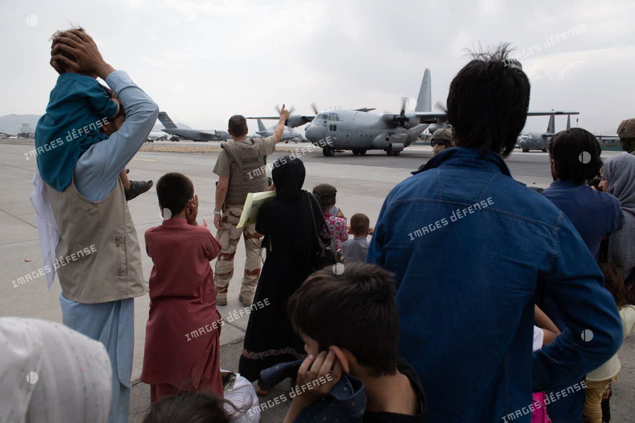 Le responsable de l'embarquement encadre l'évacuation de ressortissants à l'aéroport de Kaboul, en Afghanistan.