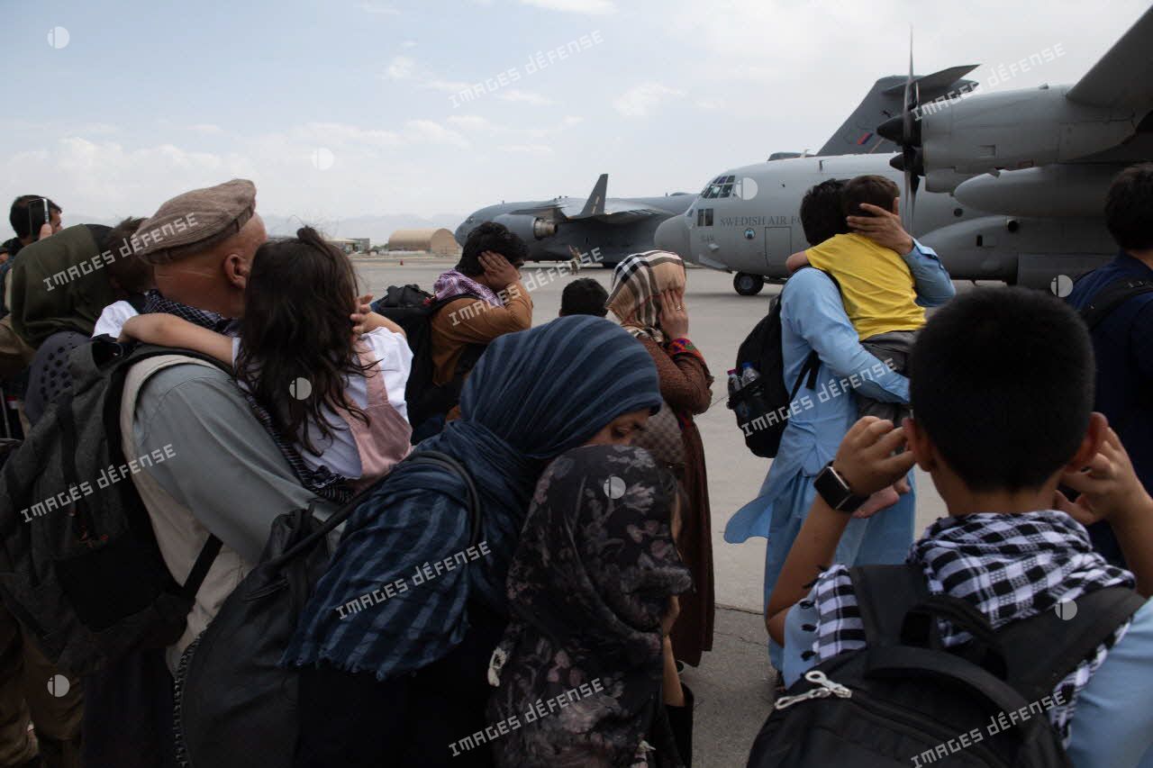 Des ressortissants attendent d'être évacués à l'aéroport de Kaboul, en Afghanistan.