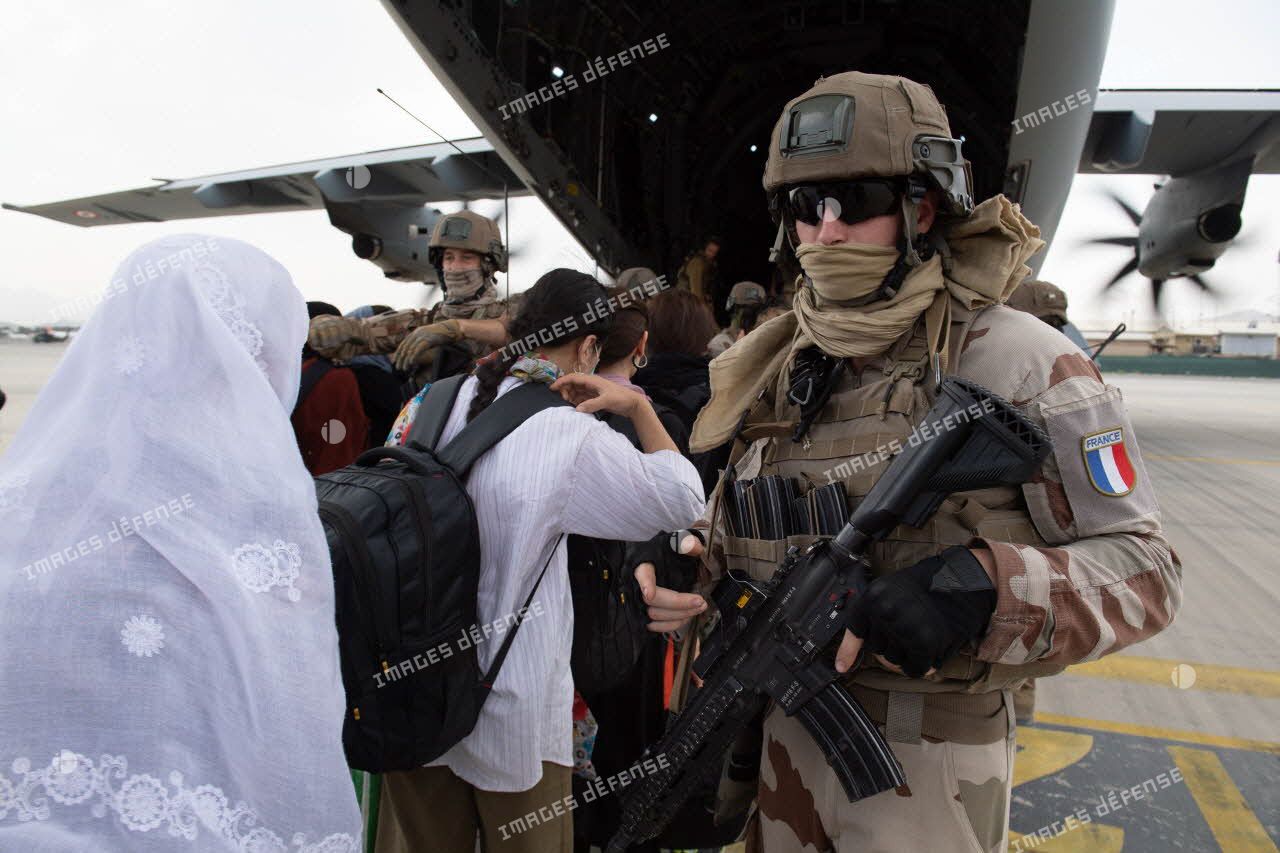 Des soldats escortent des ressortissants évacués à bord d'un avion-cargo A400 M à Kaboul, en Afghanistan.
