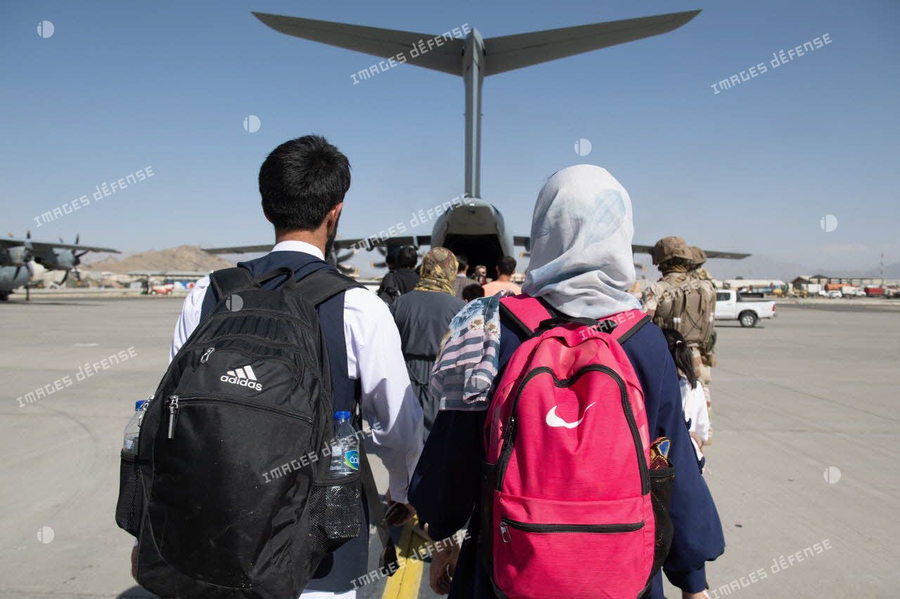 Evacuation de ressortissants par avion-cargo A400 M sur l'aéroport de Kaboul, en Afghanistan.