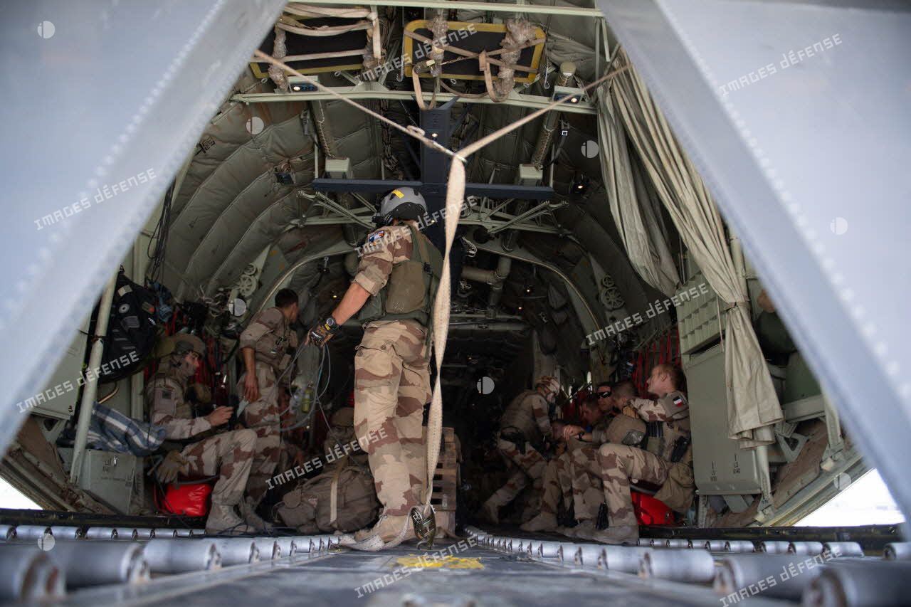 Des soldats du 5e régiment de cuirassiers (5e RC) embarquent à bord d'un avion-cargo Lockheed Super hercules C-130 à Kaboul, en Afghanistan.