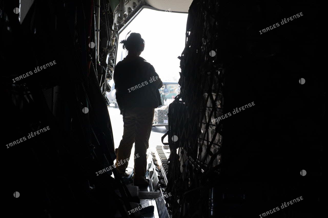 Un soldat encadre le chargement de fret à bord d'un avion-cargo A400 M à Kaboul, en Afghanistan.