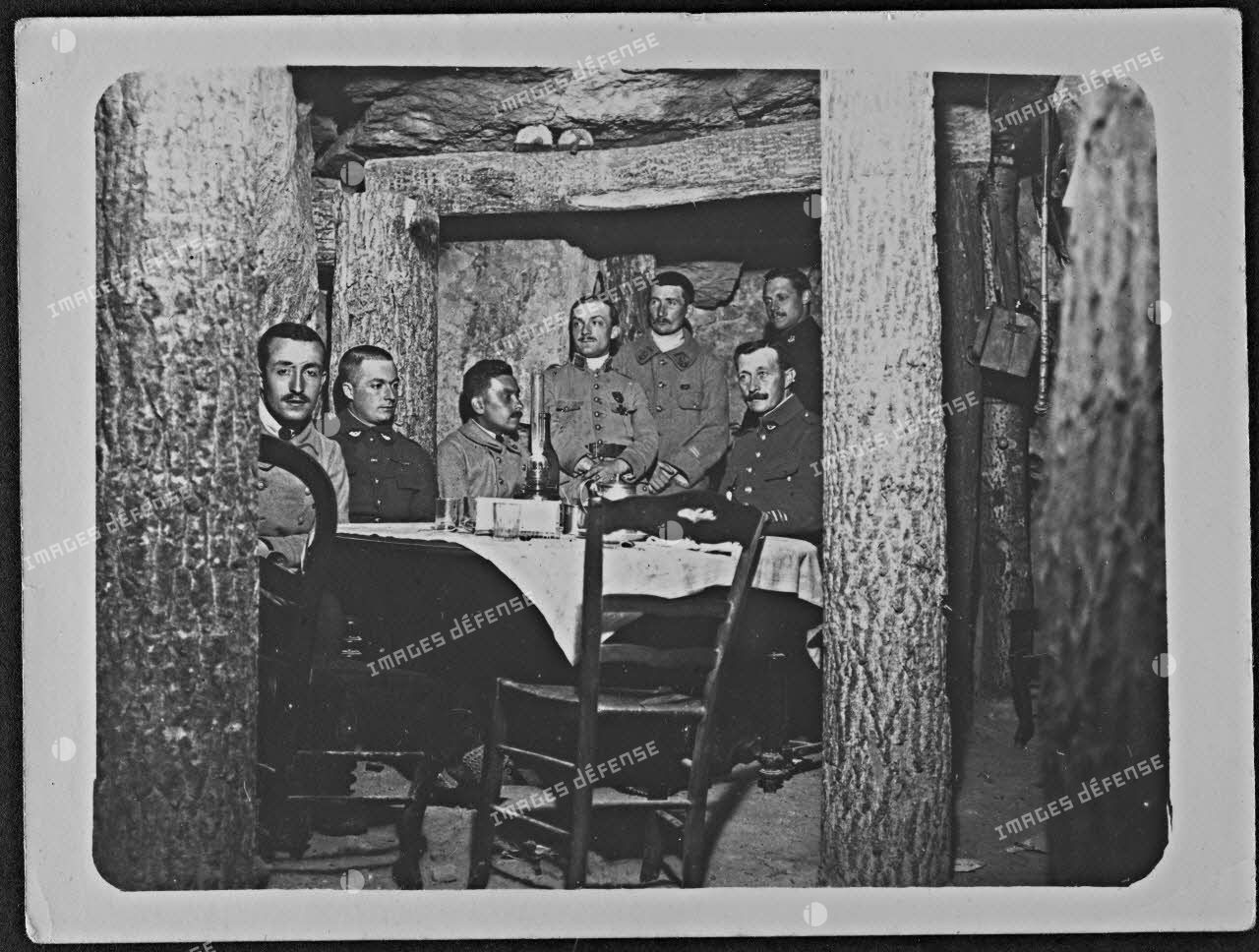 [Première guerre mondiale. Repas de chasseurs du 12e bataillon de chasseurs alpins dans un abri, s. d.]