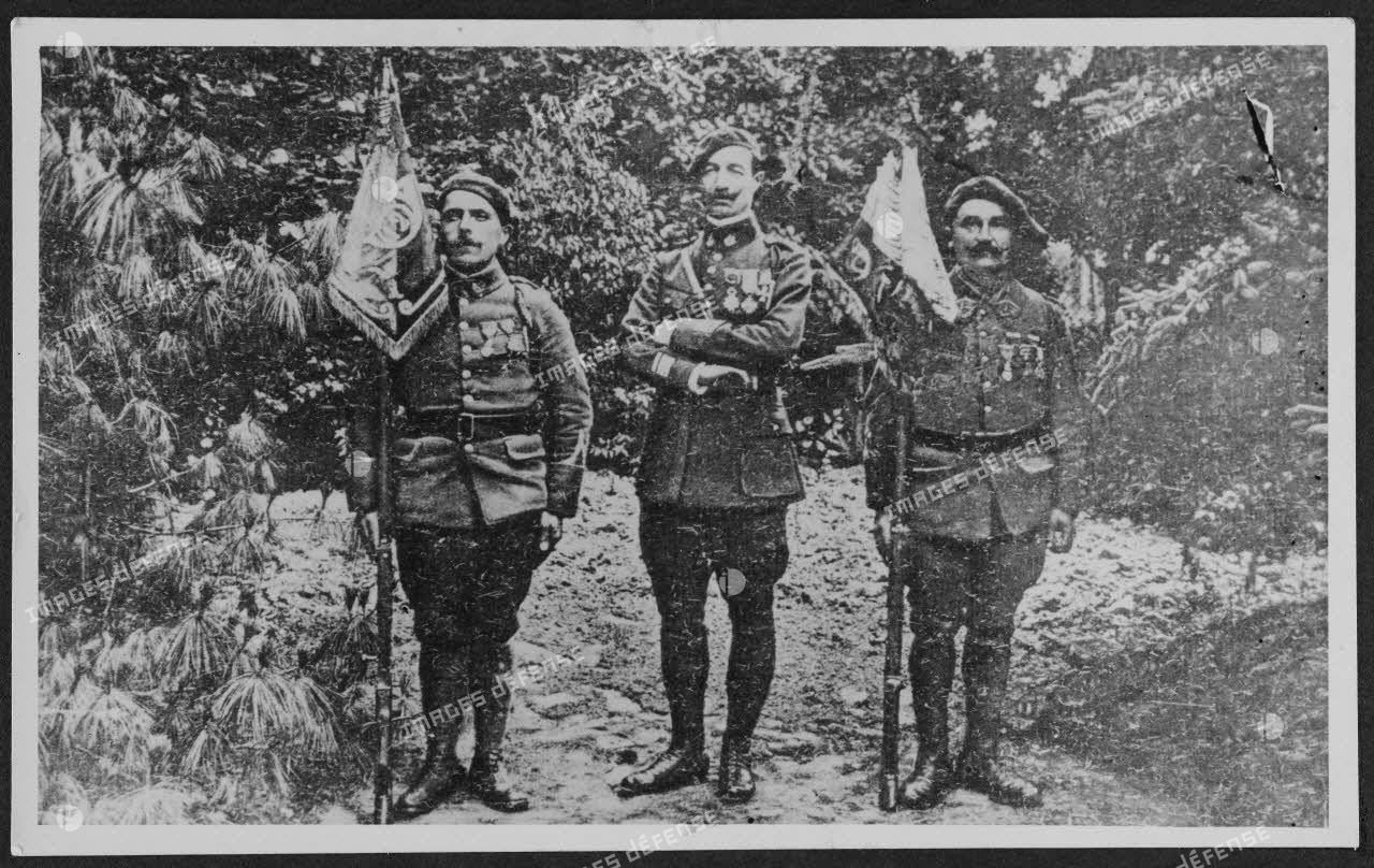 Un ancien chasseur du 12e Alpins à M. le Général Lalande vous offre la photo de mon commandant Nabias défunt. [Signé :] le chasseur Callot ? [légende d'origine]