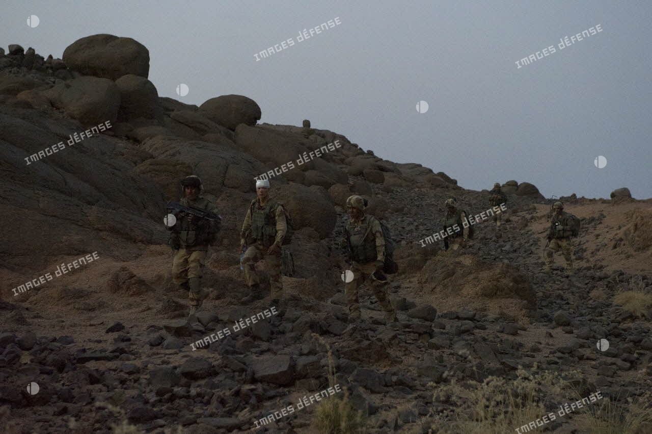Des soldats du 2e régiment étranger de parachutistes (2e REP) et du 1er régiment de chasseurs parachutistes (1er RCP) mènent une reconnaissance dans le massif de l'Adrar des Ifoghas, au Mali.