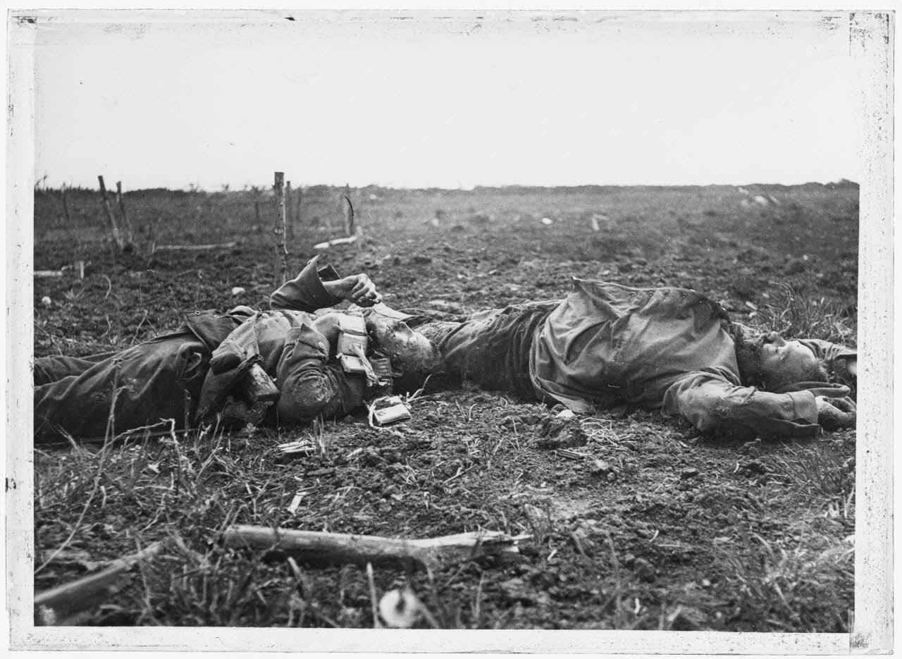 Cadavres allemands. Pas-de-Calais, 1915. [légende d'origine]