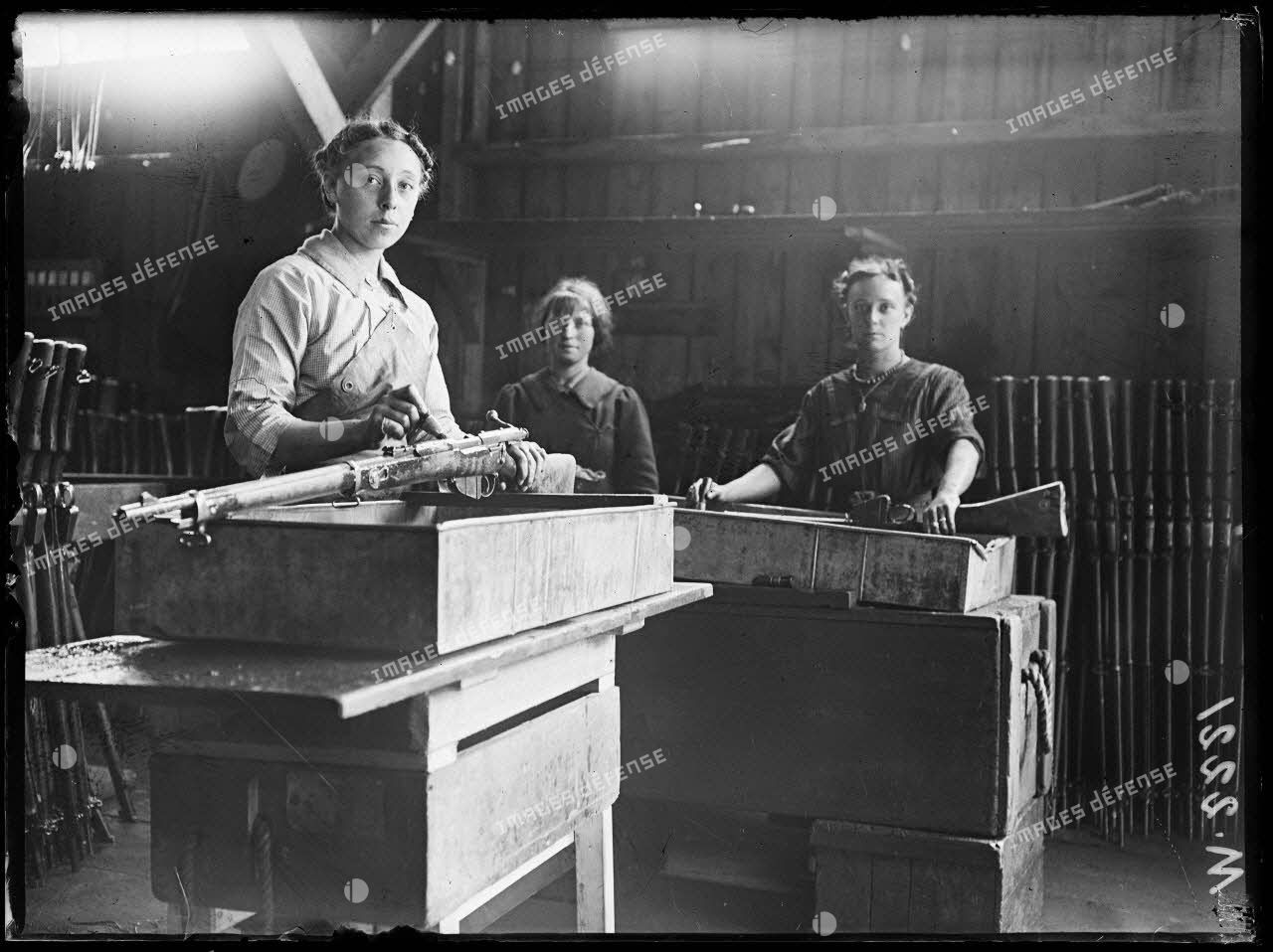 Calais. Femmes françaises employées dans les ateliers anglais de réparation pour la remise en état des fusils. 25-6-16. [légende d'origine]