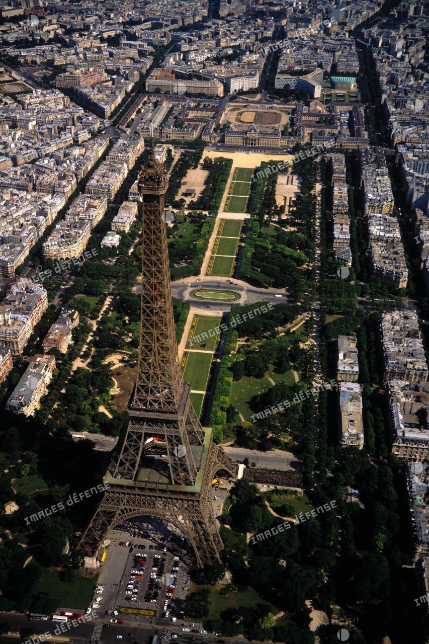 Paris 7e. La Tour Eiffel et le Champ de Mars.