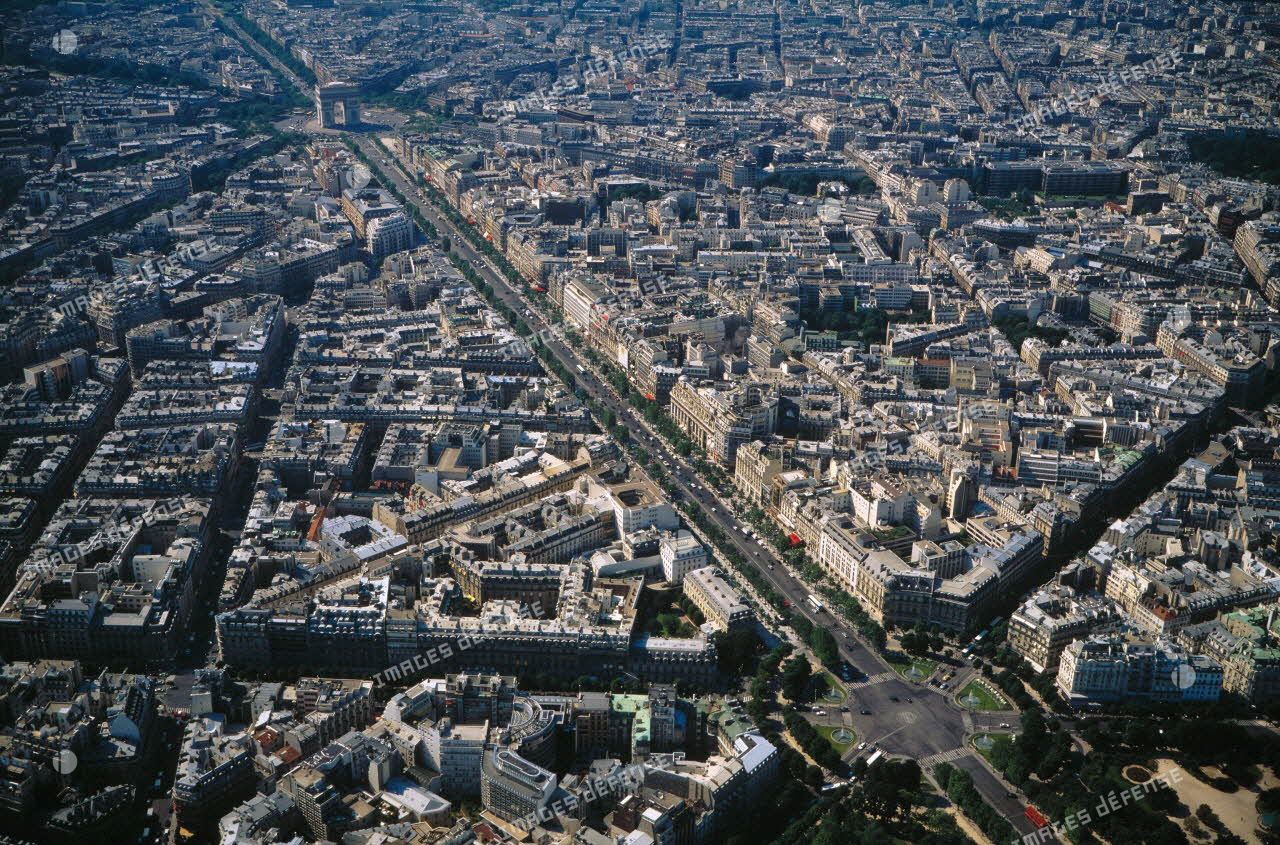 Paris 8e. L'avenue des Champs-Elysées.