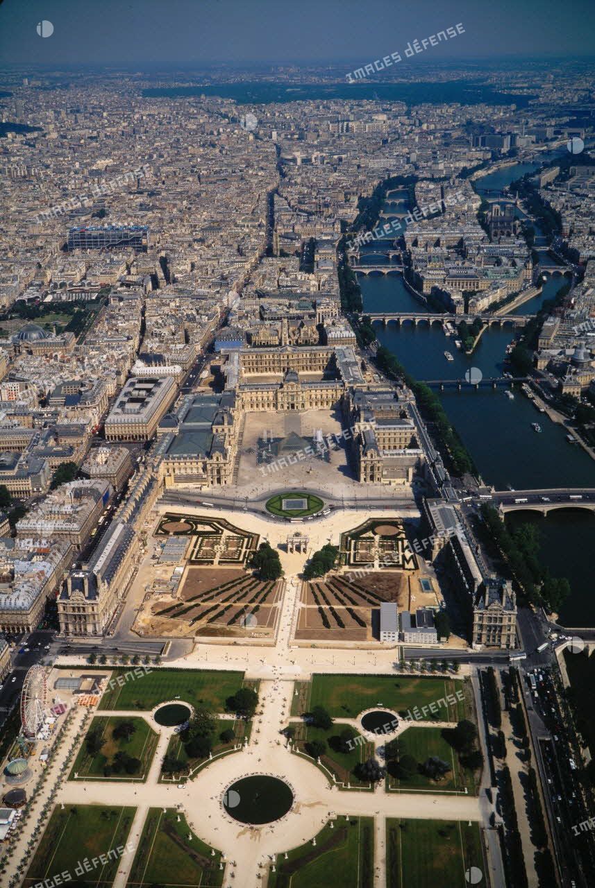 Paris 1er. Le Louvre d'ouest en est.