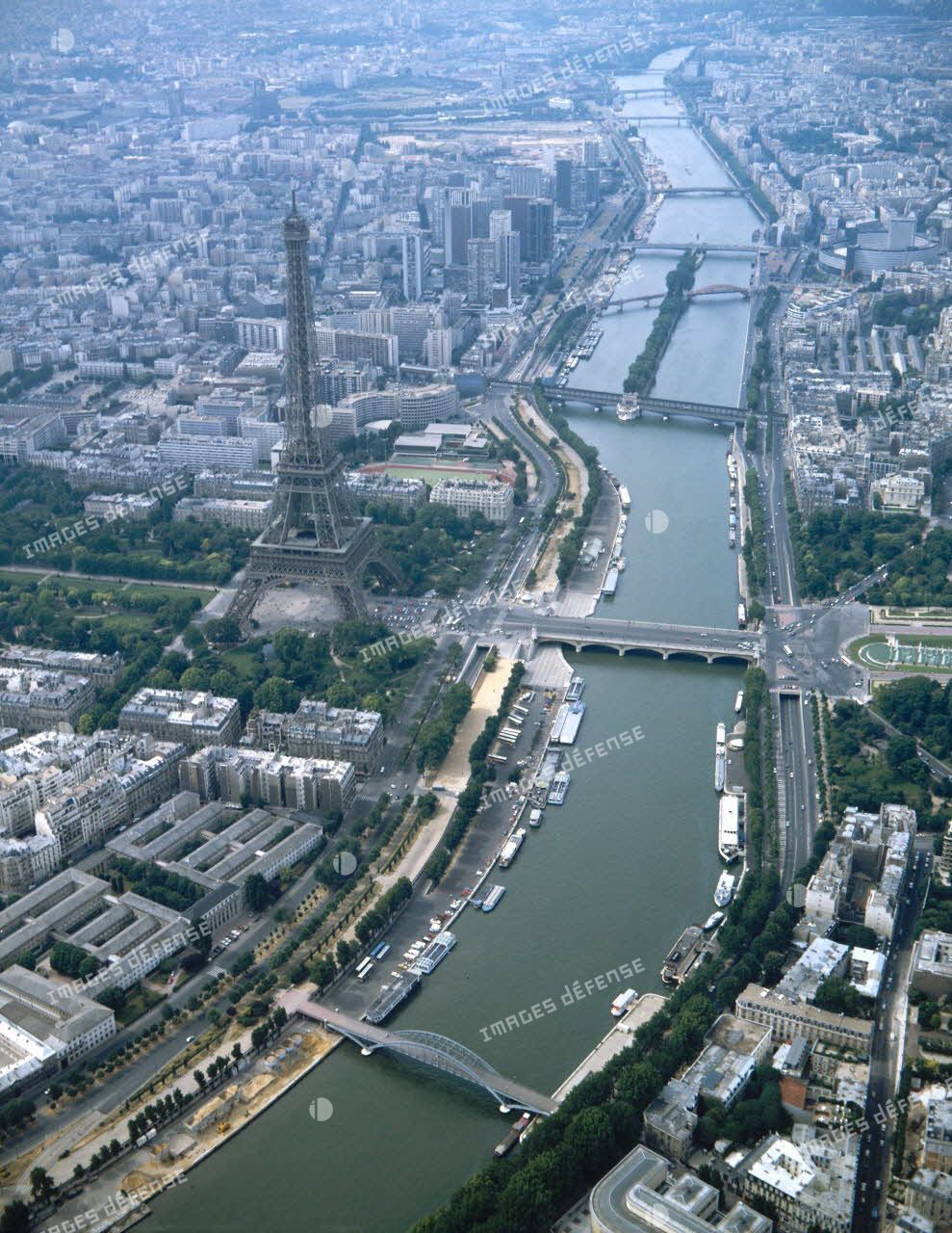 Paris 7e, Paris 15e et Paris 16e. La Tour Eiffel et les quais de la Seine.