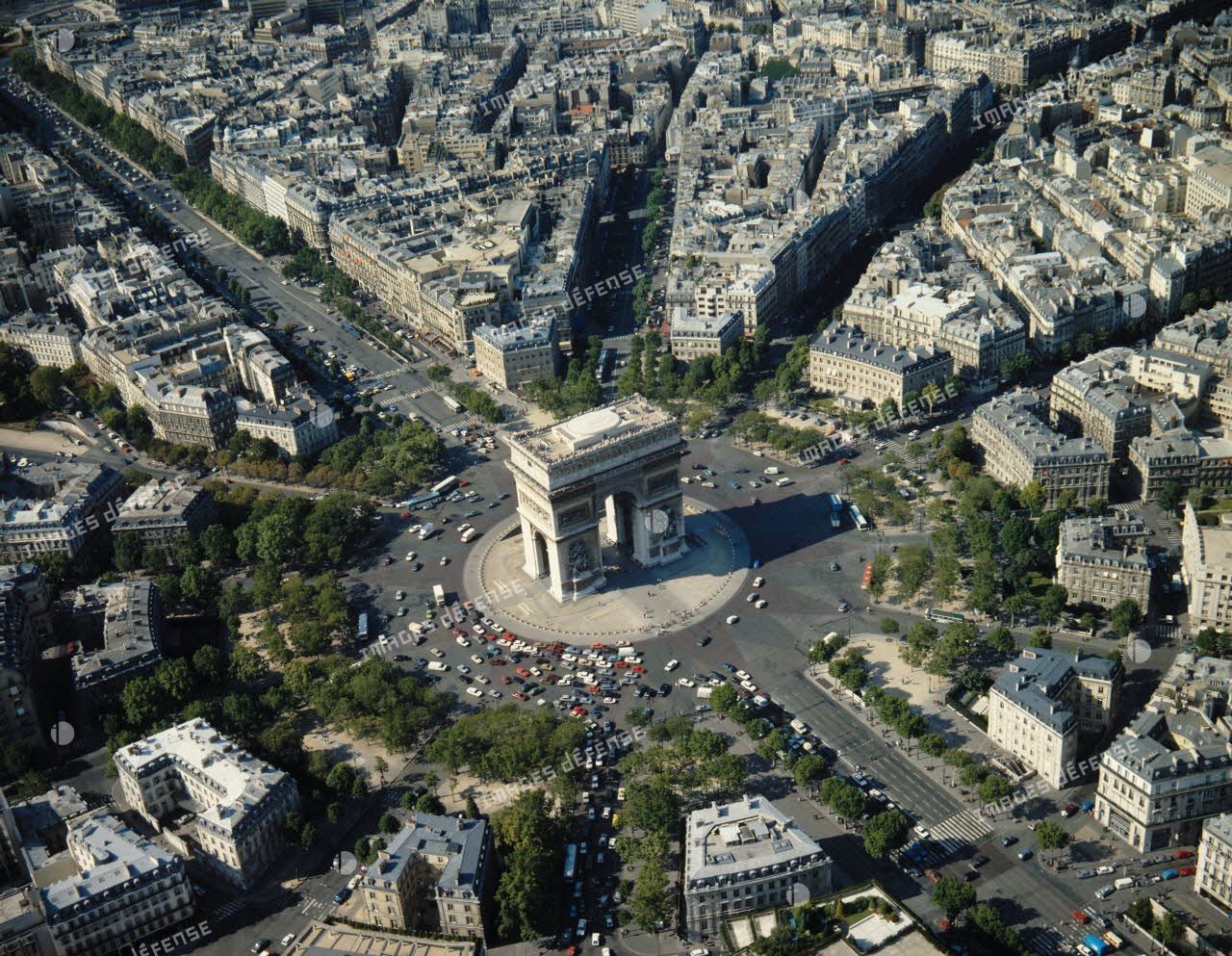Paris 8e, Paris 16e et Paris 17e. Place Charles de Gaulle Etoile et l'Arc de Triomphe.