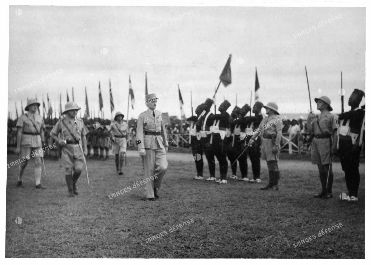 Brazzaville, 11 novembre 1942. Le général Leclerc passe les troupes en revue.<br>