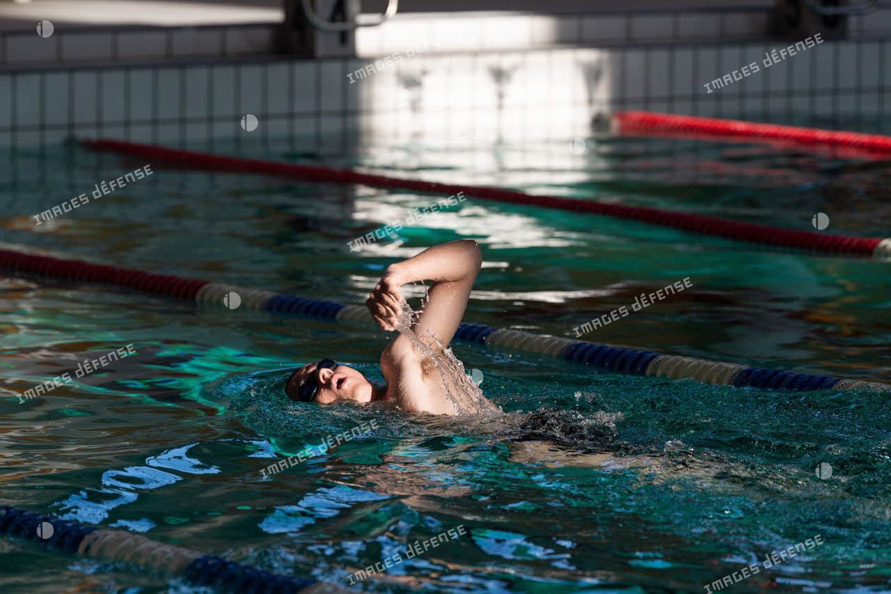 Un élève suit un cours de natation au Prytanée National Militaire de La Flèche.