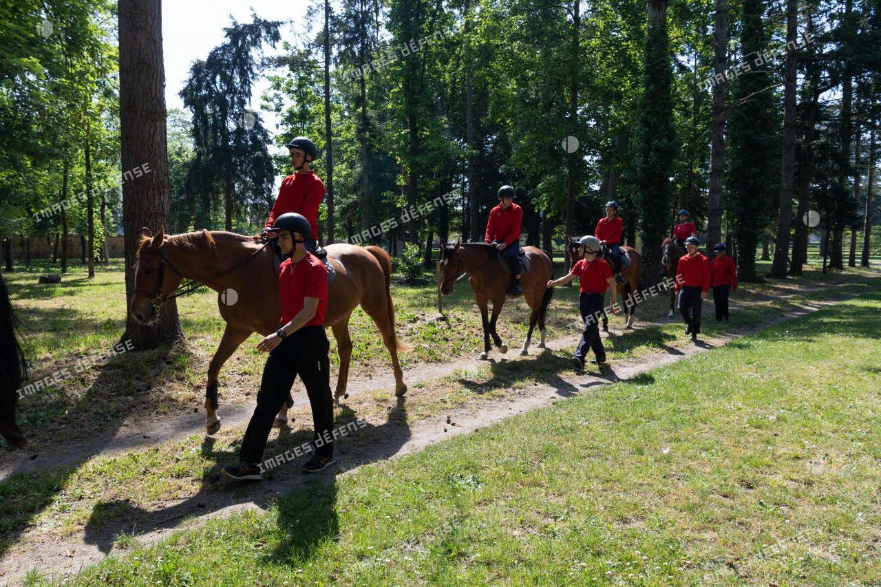 Des élèves suivent un cour d'équitation dans le parc du Prytanée National Militaire de La Flèche.