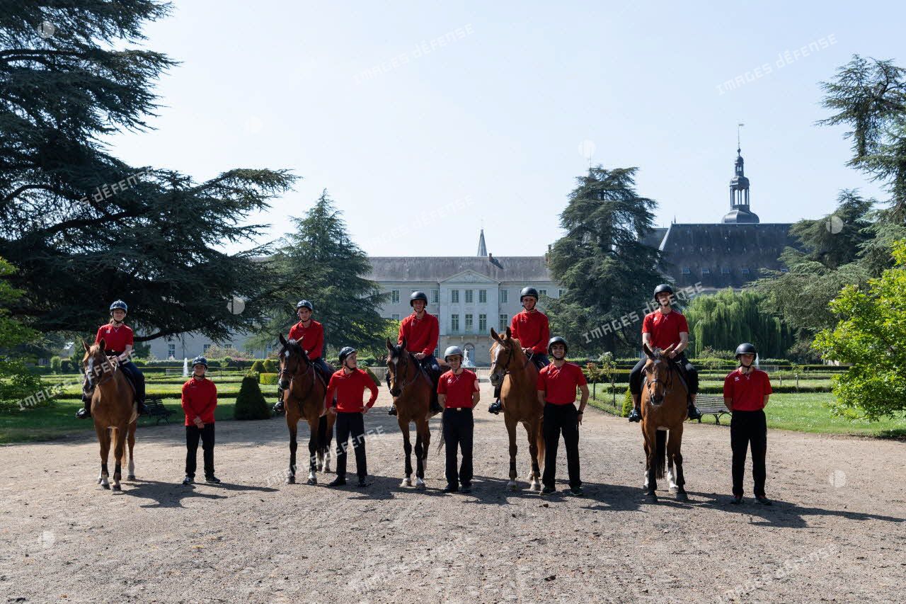 Des élèves suivent un cour d'équitation dans le parc du Prytanée National Militaire de La Flèche.