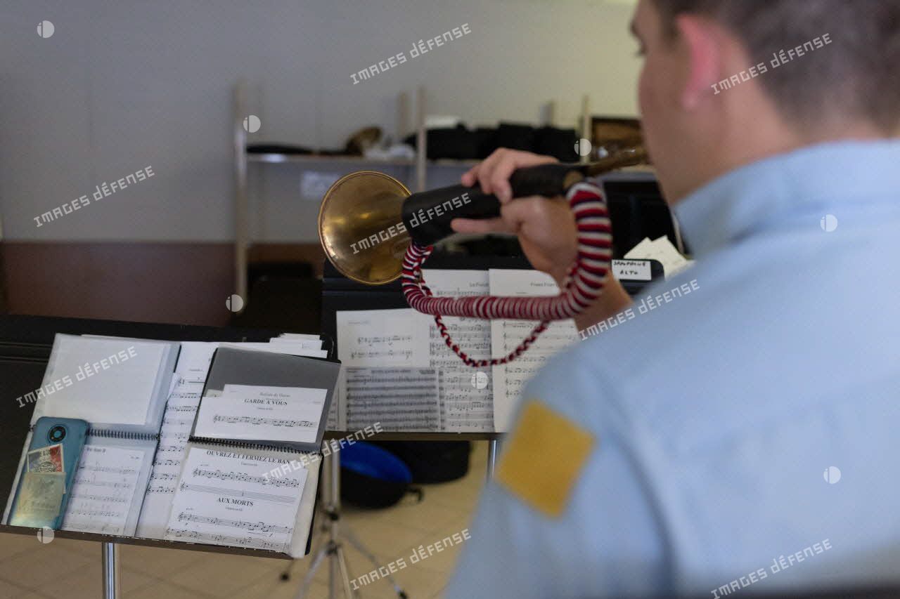 Un élève joue du clairon lors d'une répétition de la fanfare du Prytanée National Militaire de La Flèche.