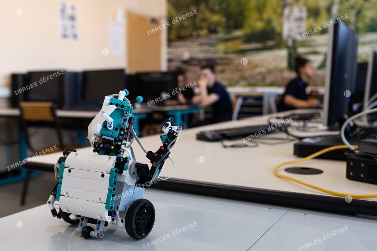 Réalisation d'un robot lors d'une classe de programmation au Prytanée National Militaire de La Flèche.