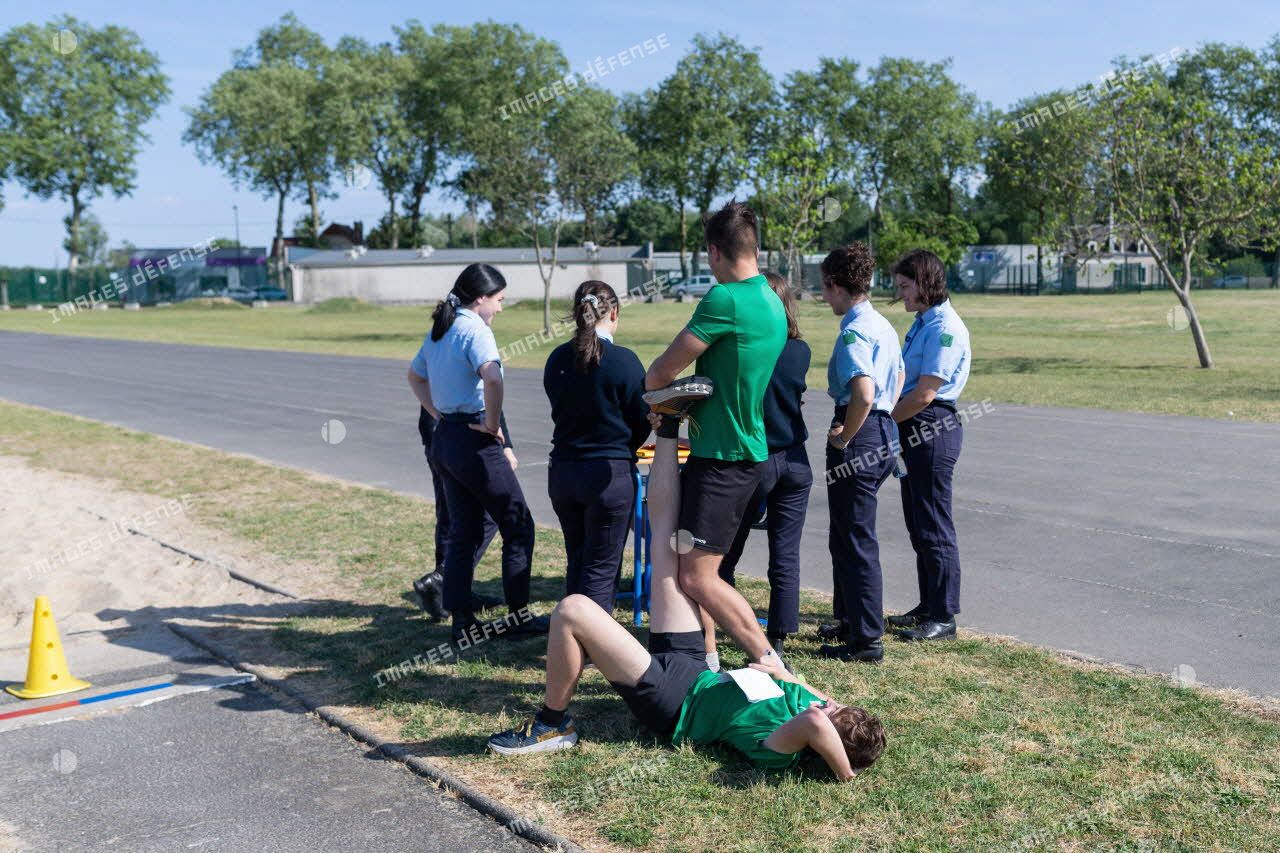 Un élève aide son camarade lors d'une crampe à l'issue d'un cours d'athlétisme au Prytanée National Militaire de La Flèche.