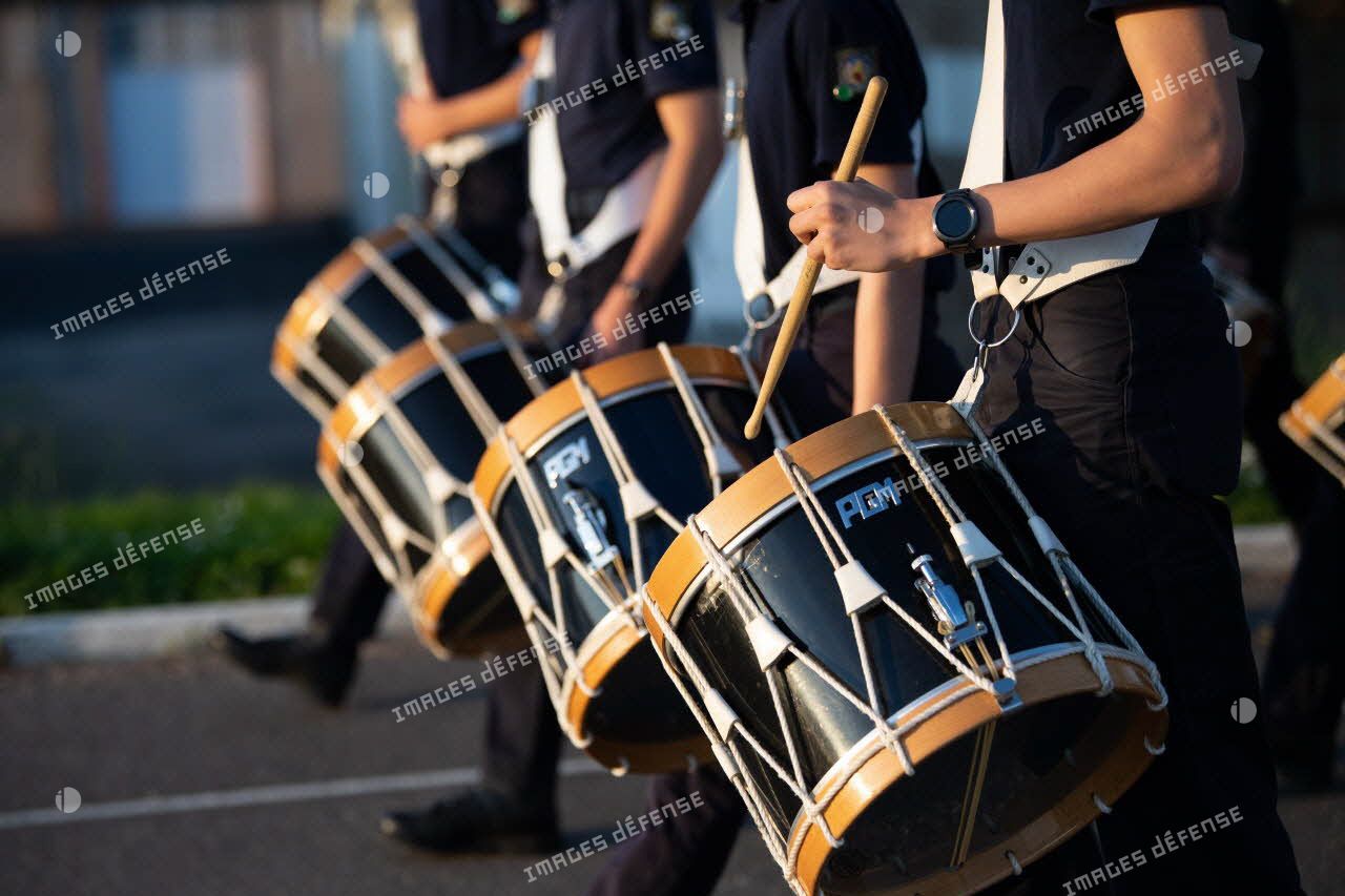 Des élèves s'entraînent à défiler avec leurs tambours lors de la répétition de la fanfare du lycée militaire d'Autun.