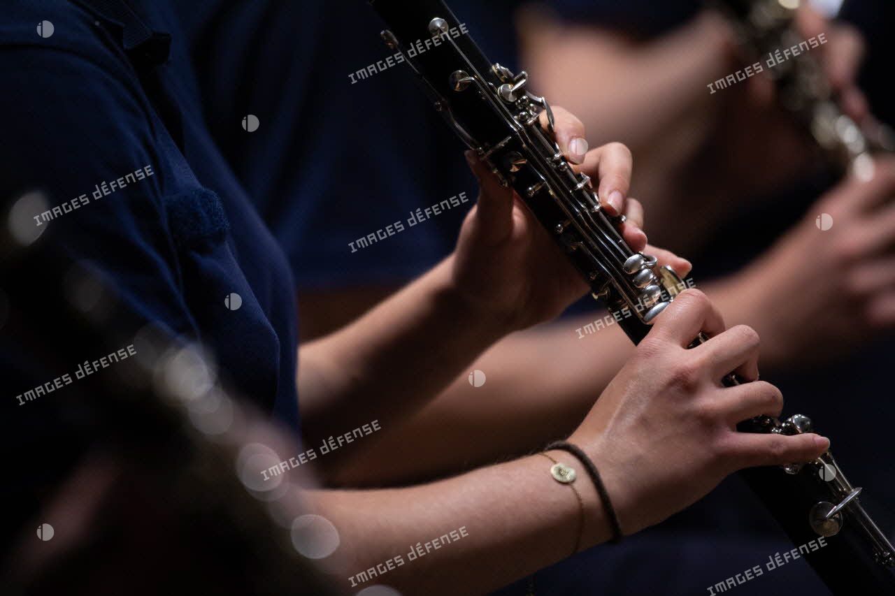 Un élève joue de la clarinette lors de la répétition de la fanfare du lycée militaire d'Autun.