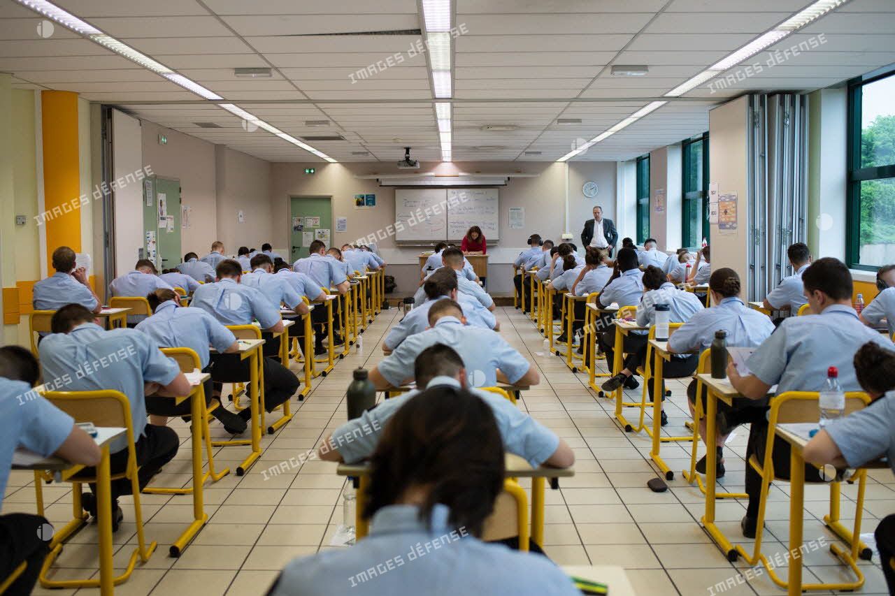 Des élèves de terminale passent une épreuve du baccalauréat dans une salle de cours du lycée militaire d'Autun.